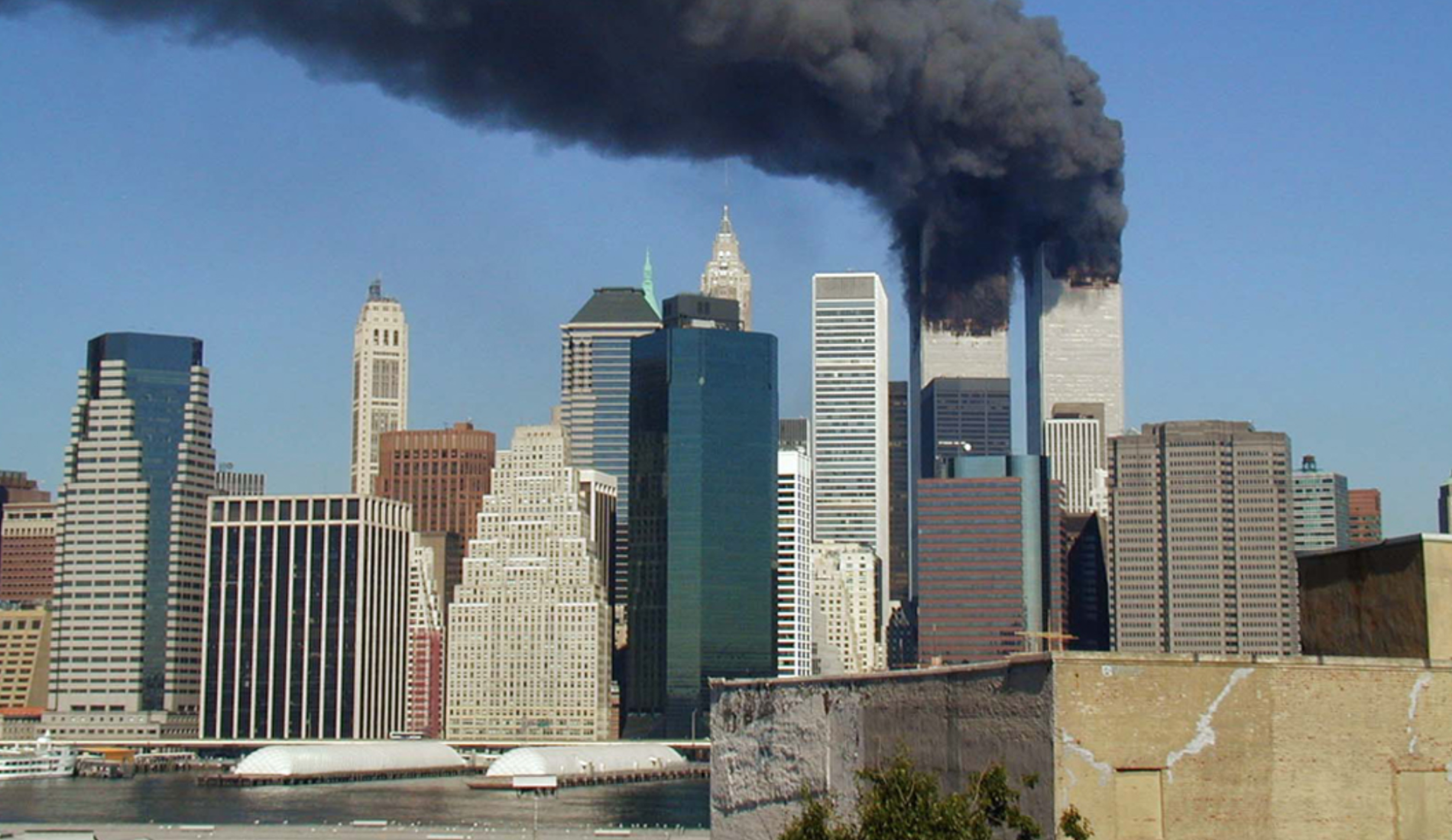 Atentados terroristas suicidas del 11 de septiembre de 2001 perpetrados por la red yihadista Al Qaeda que, mediante el secuestro de aviones comerciales para ser impactados contra las Torres Gemelas y que causaron la muerte de 2.996 personas.