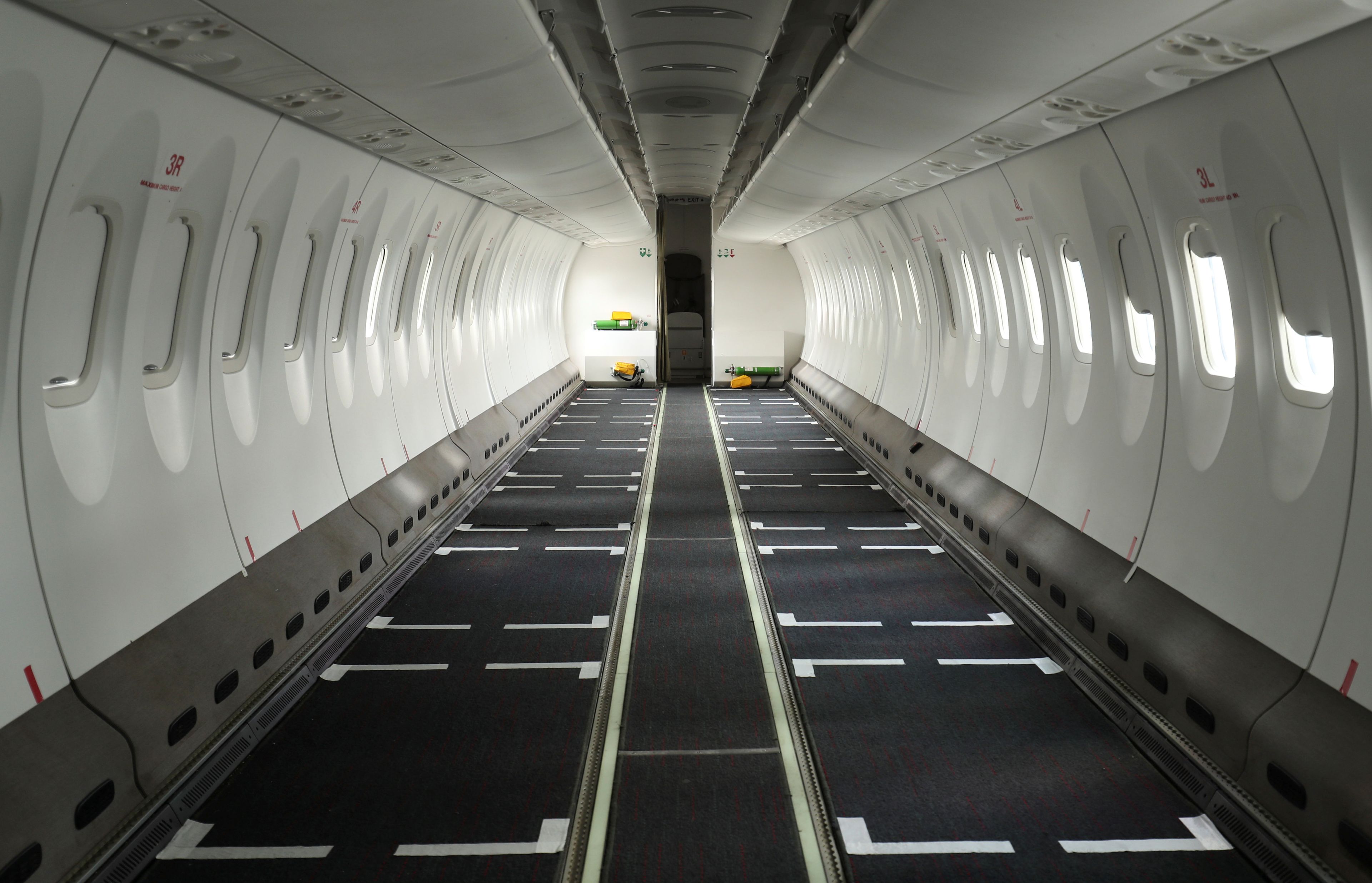 Un avión de pasajeros de Ethiopian Airlines con los asientos retirados para poder llevar más carga.
