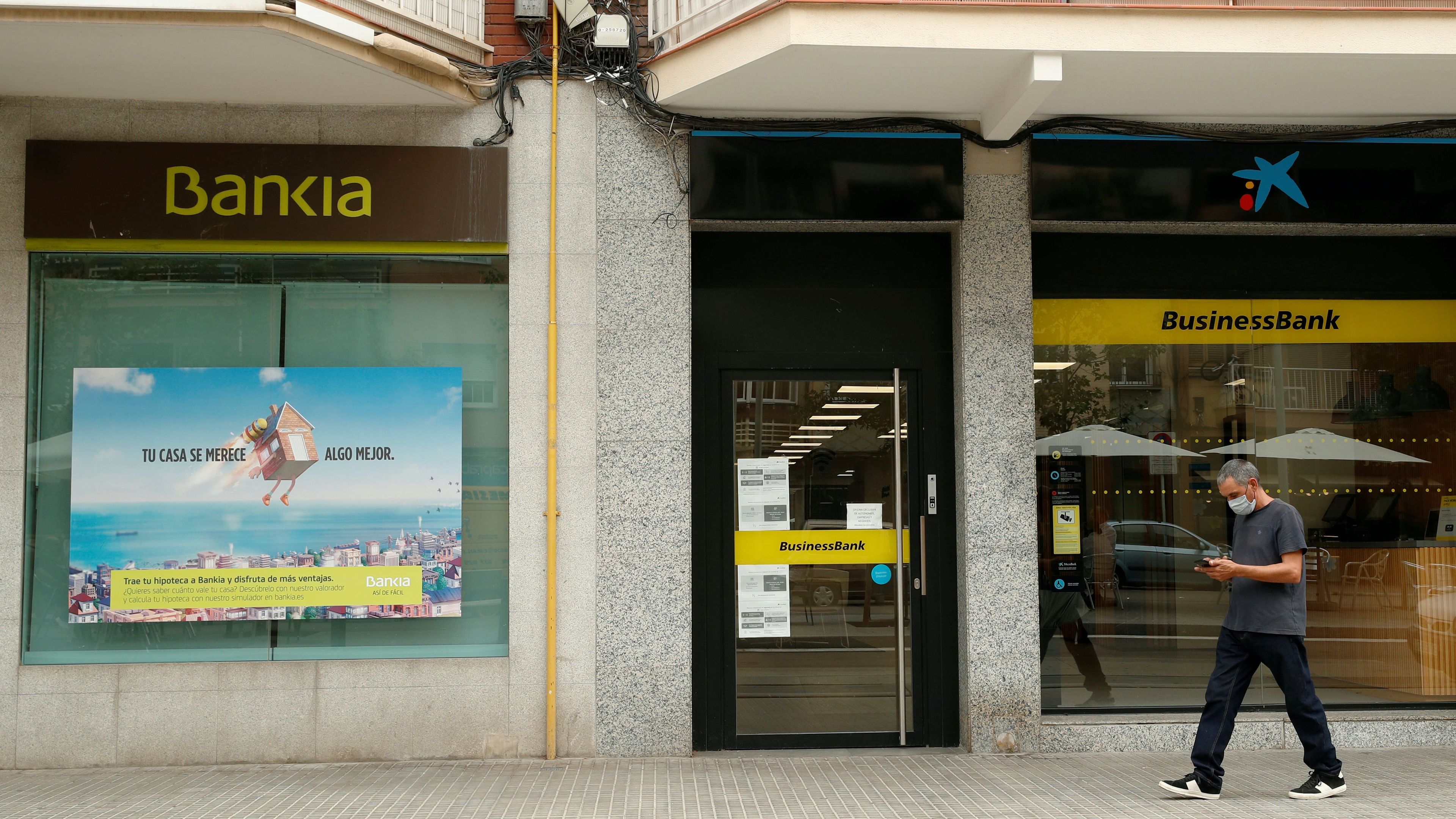 Oficinas de Bankia y CaixaBank.