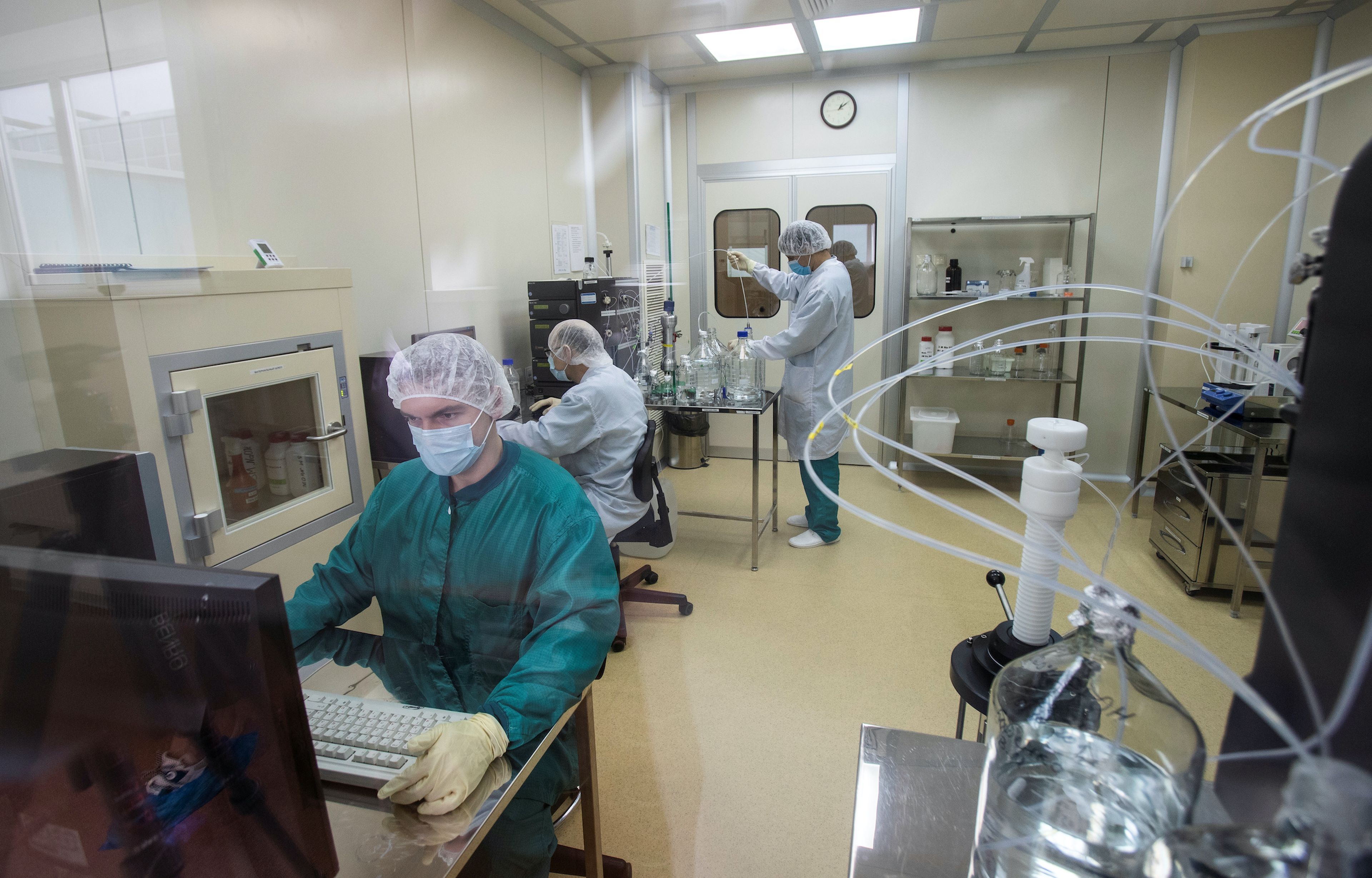 Científicos rusos trabajando en la vacuna contra el coronavirus.