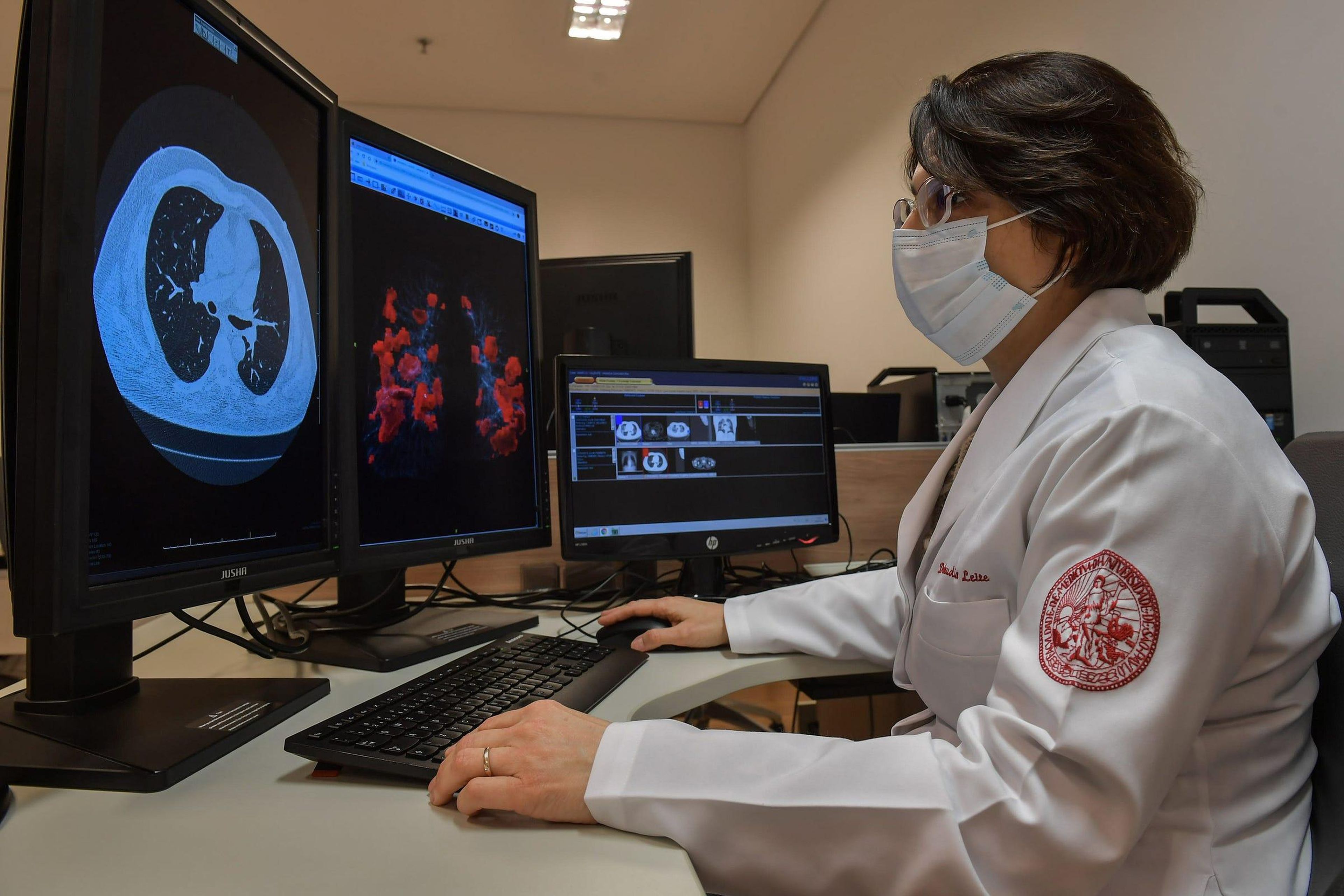 Claudia da Costa Leite, profesora de radiología de la Universidad de Sao Paulo, examinando tomografías de pulmones el 29 de julio de 2020.