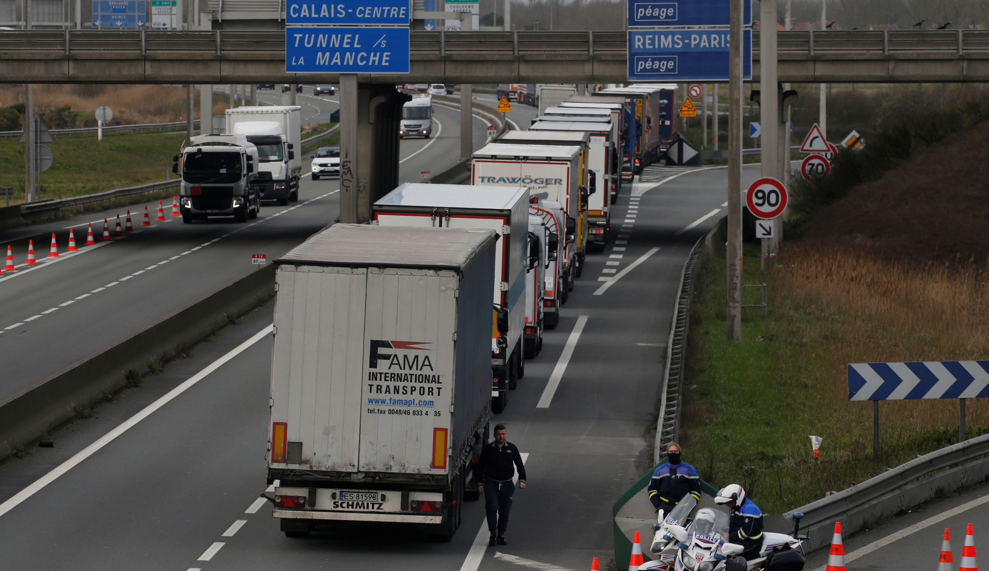 Colas de camiones procedentes de Reino Unido en el paso fronterizo de Calais (Francia)