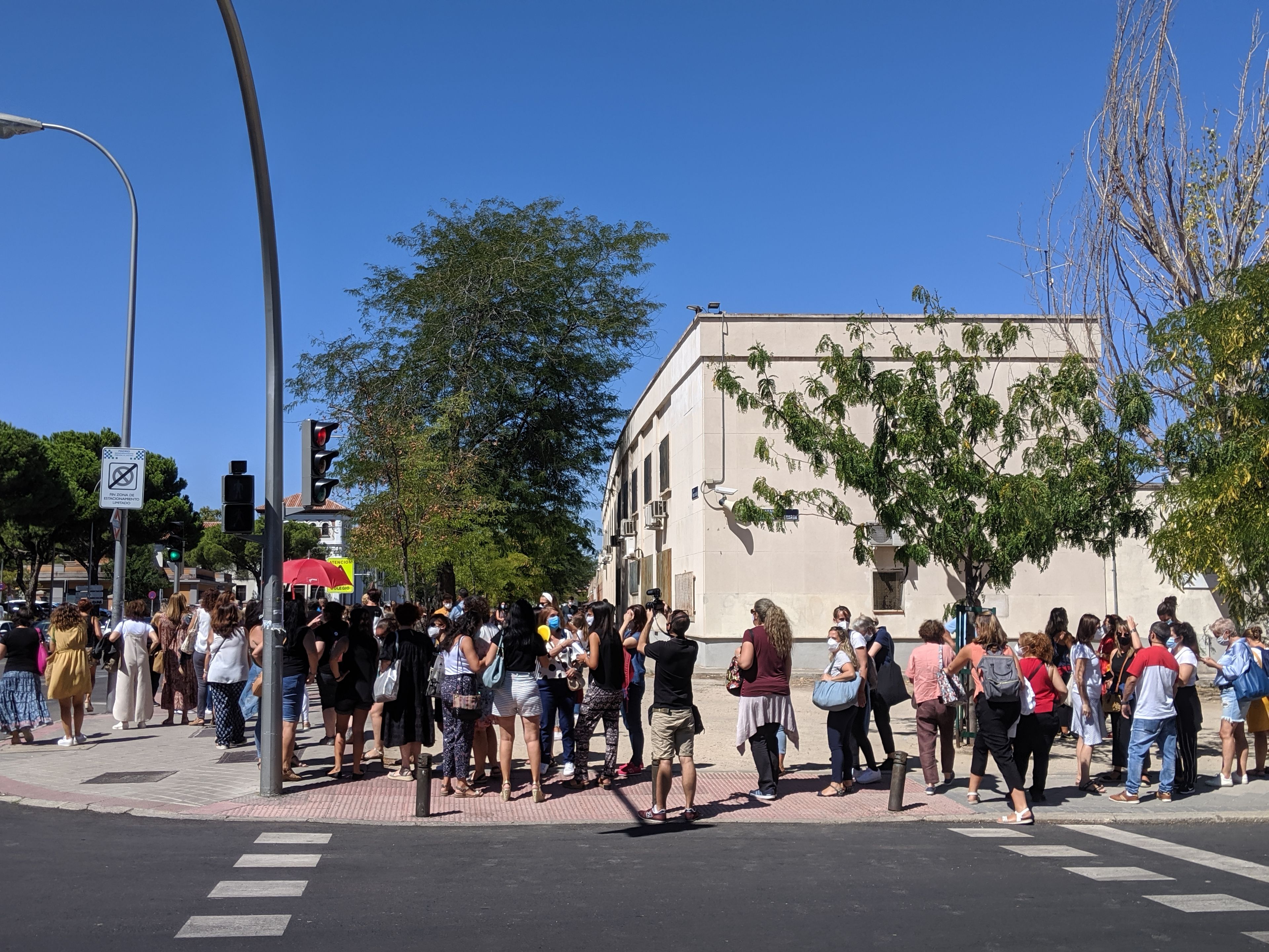 Cientos de docentes esperan para realizarse las pruebas serológicas en el instituto Virgen de la Paloma, en Madrid.