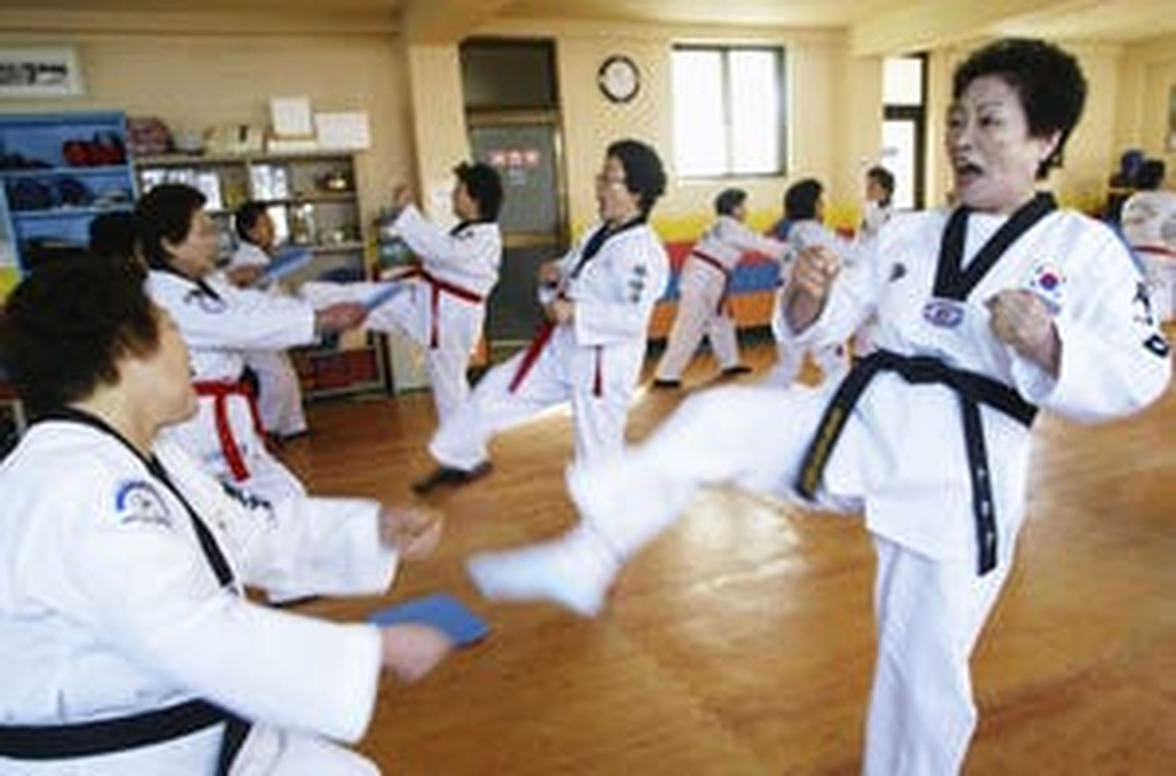 La mujer más longeva de Corea del Sur practicando taekwondo.