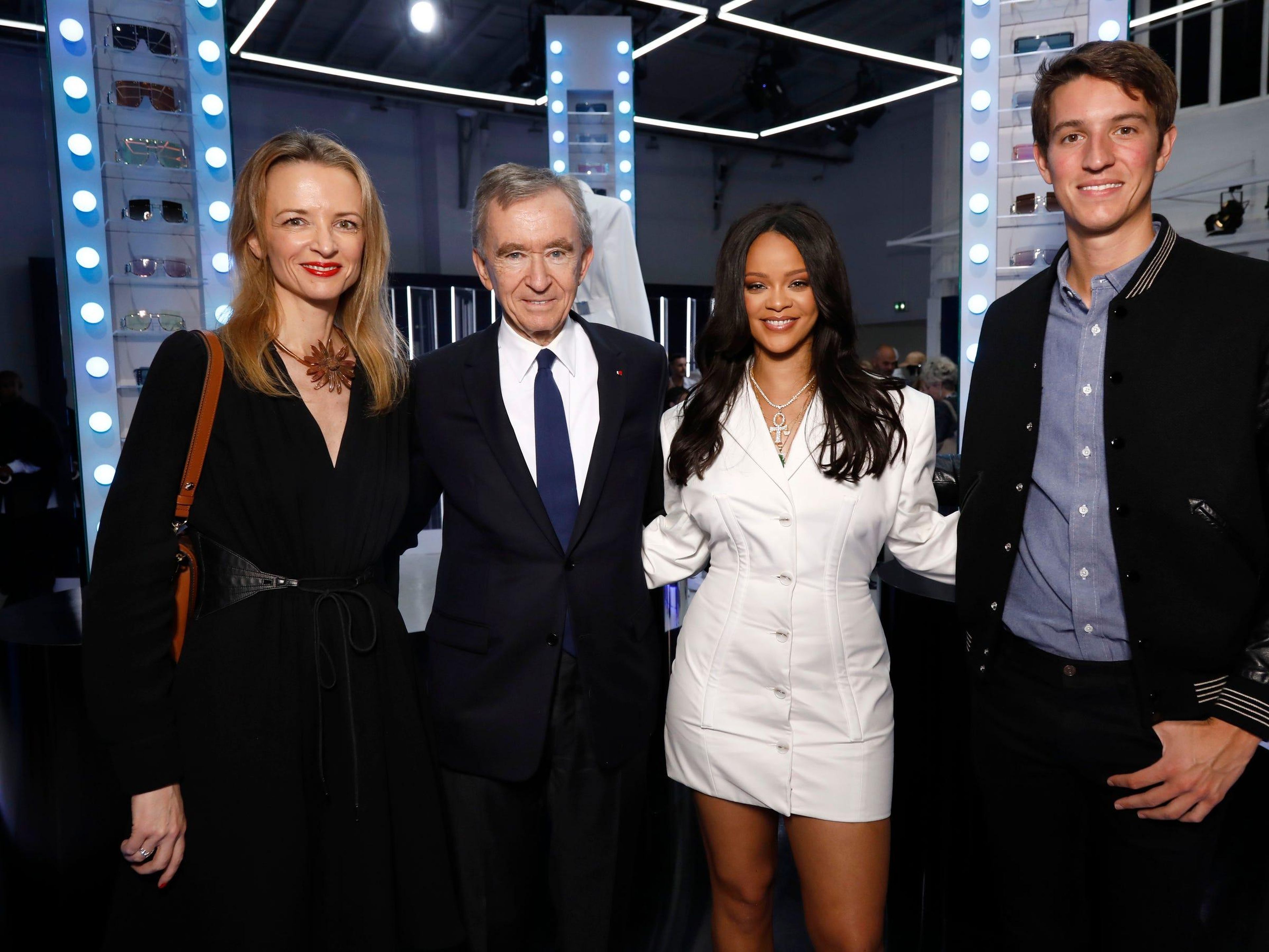 Delphine Arnault, Bernard Arnault, Rihanna y Alexandre Arnault en el lanzamiento de Fenty en mayo de 2019 en París.