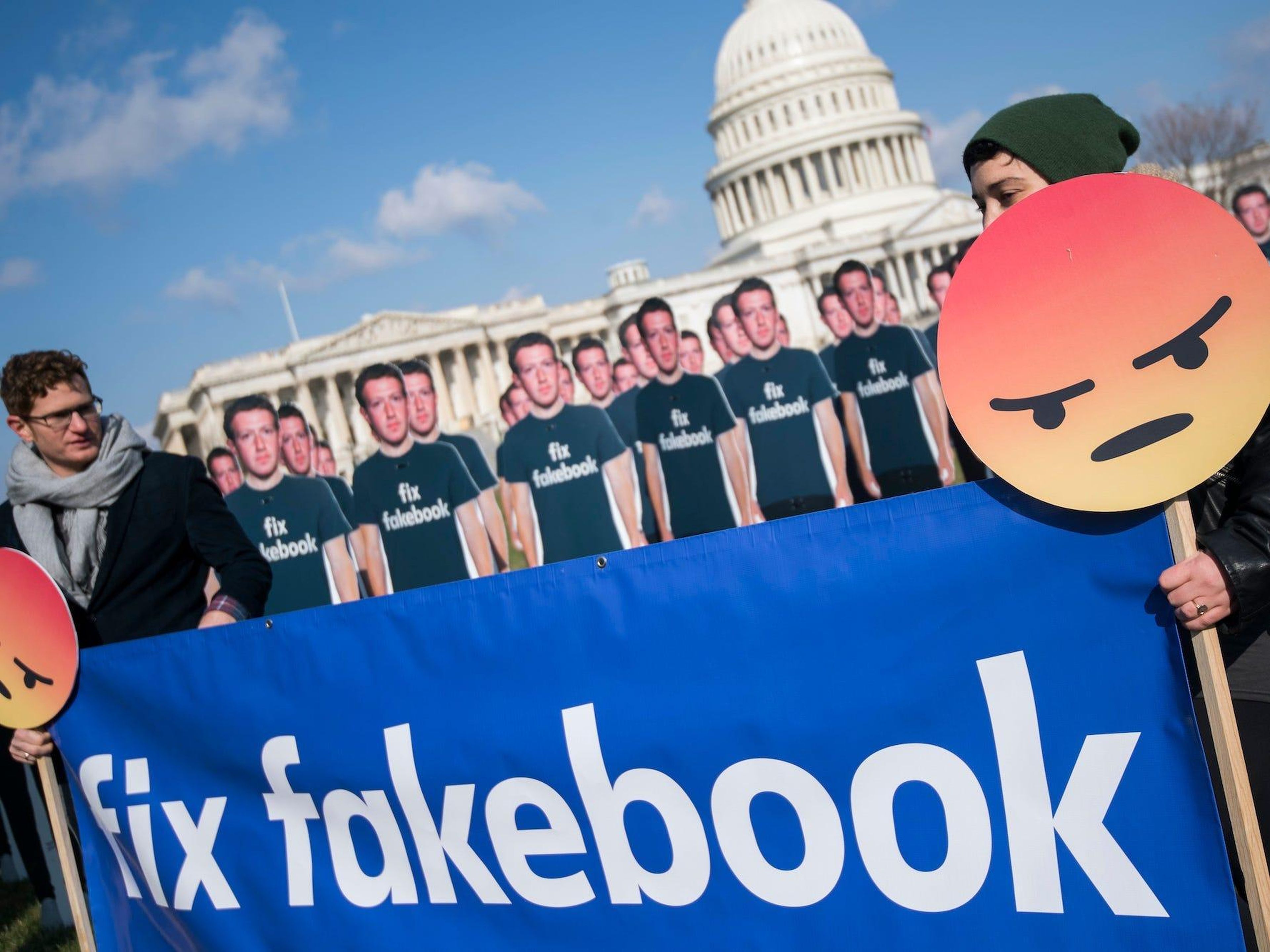 Manifestantes en el jardín este del Capitolio antes del testimonio del CEO de Facebook, Mark Zuckerberg, antes de una audiencia sobre la protección de datos de los usuarios el 10 de abril de 2018.