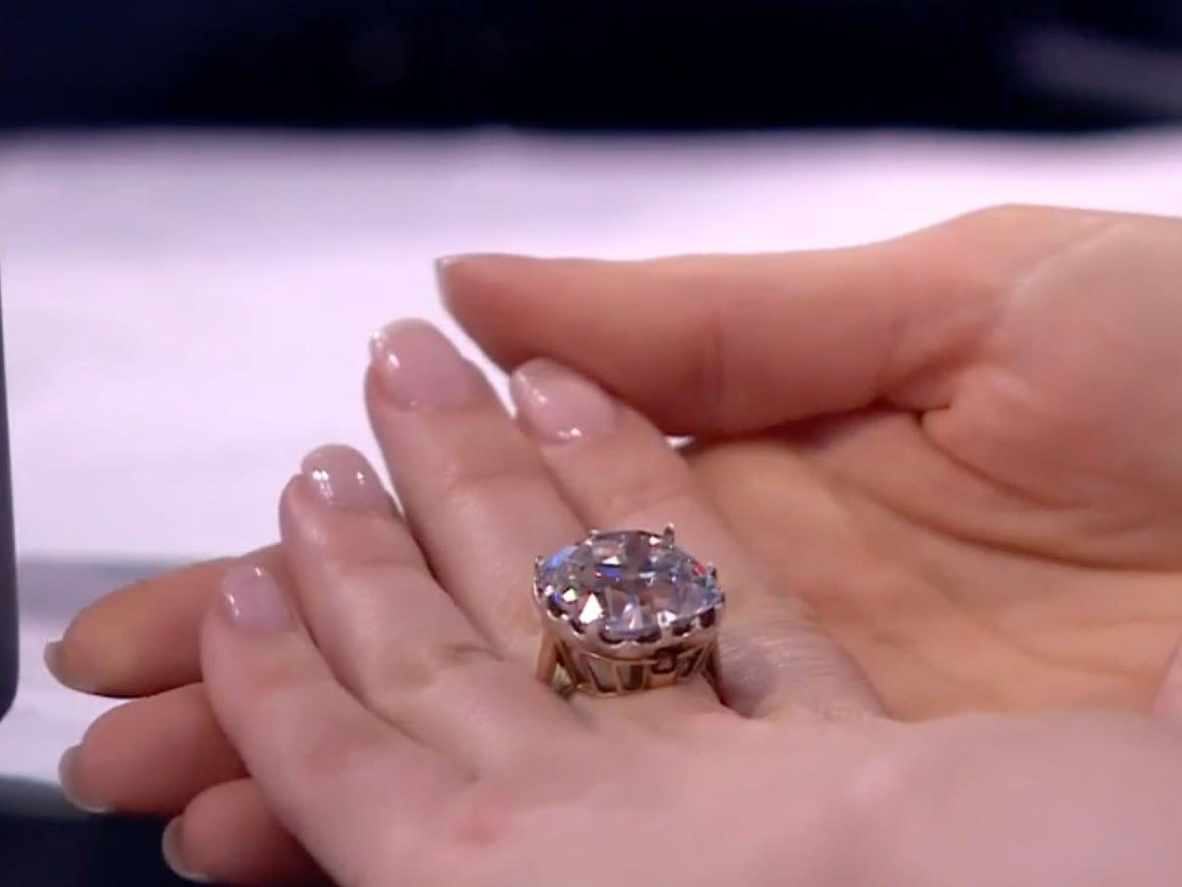 Se trata de un caro anillo de diamantes