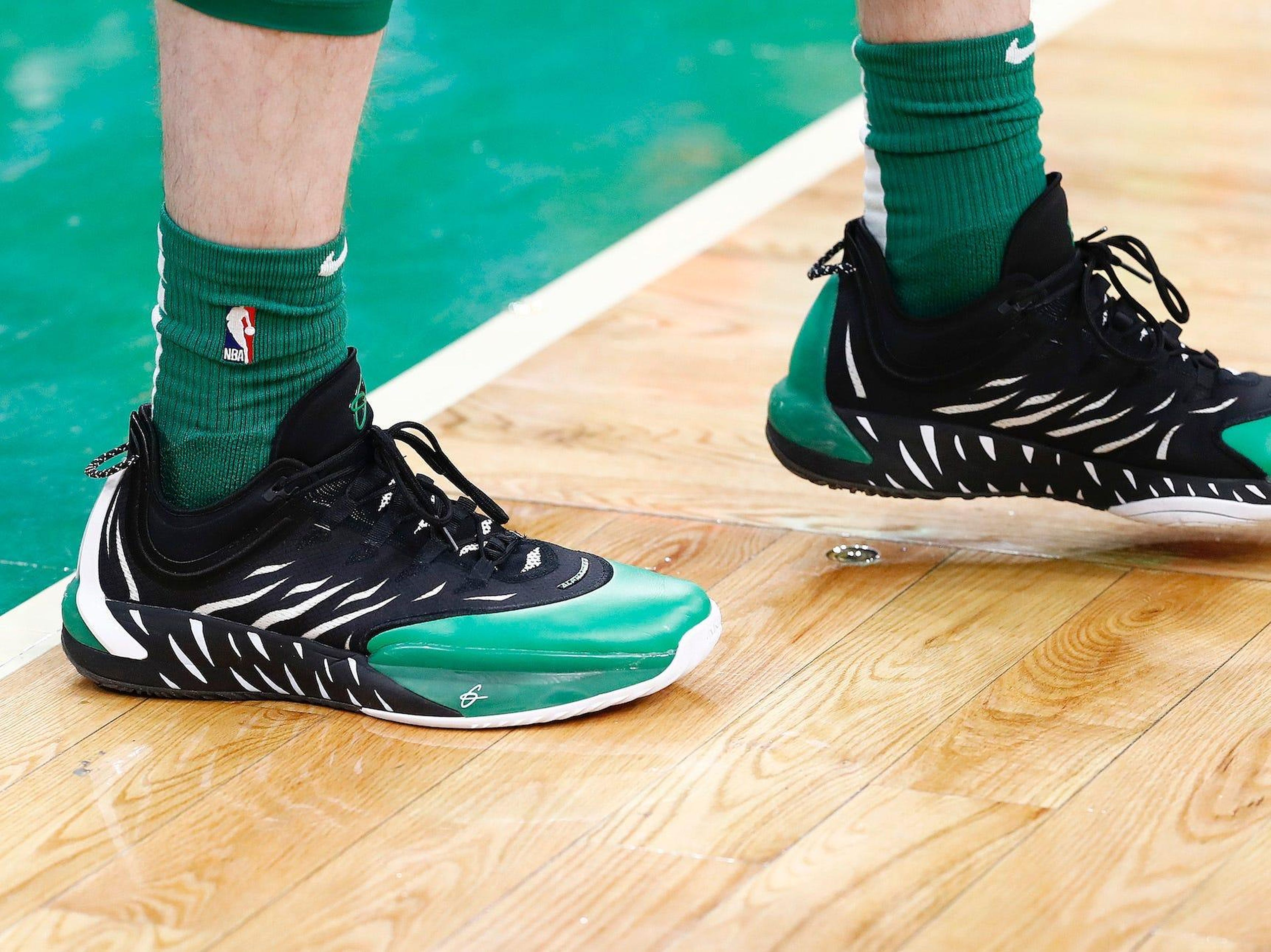 Gordon Hayward, de los Boston Celtics llevando unas zapatillas Anta antes del partido entre los Boston Celtics y Oklahoma City Thunder en el TD Garden el 8 de marzo de 2020 en Boston, Massachusetts.