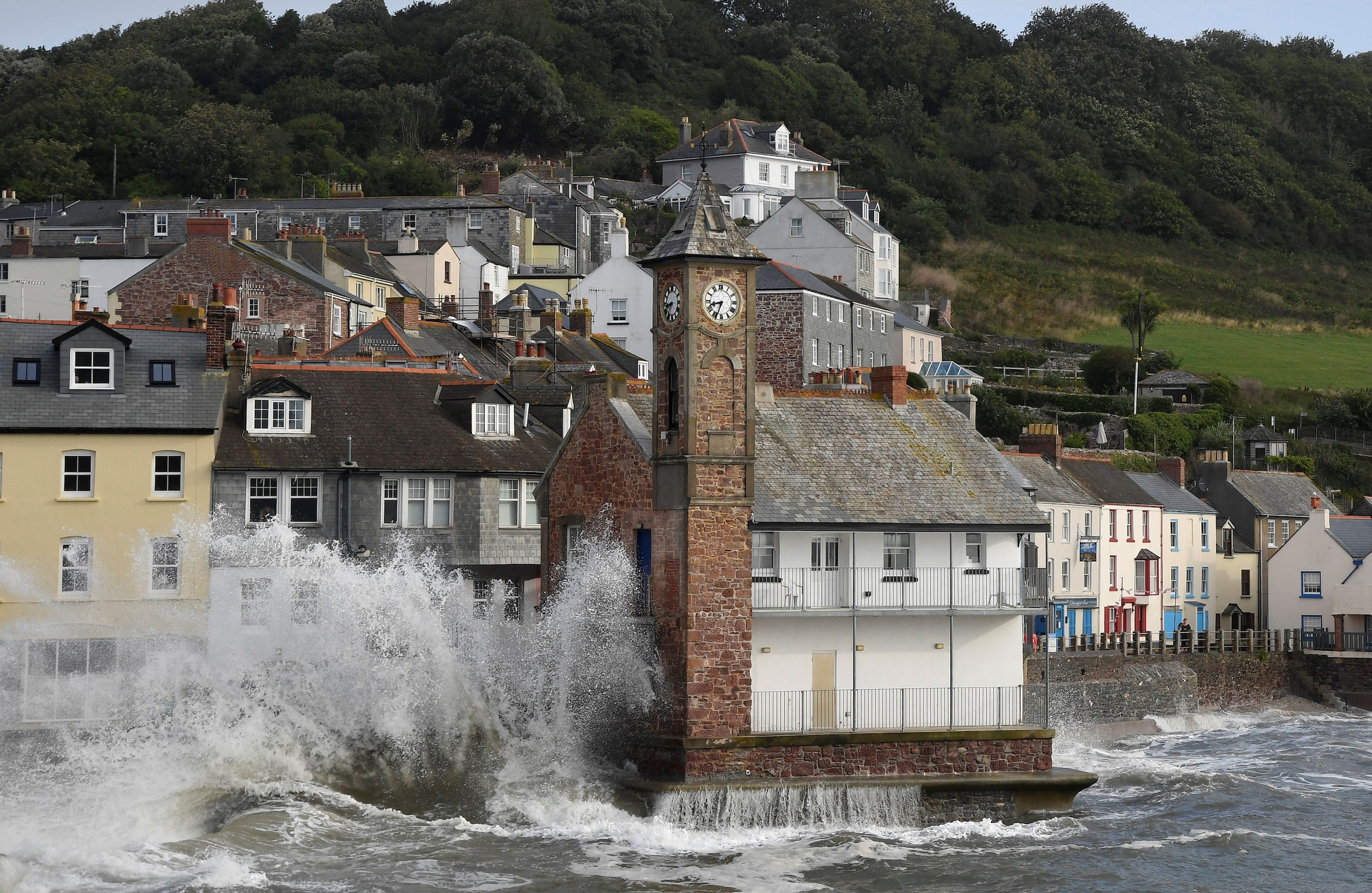 Grandes olas consecuencia de la llegada de la tormenta Ellen, en Kingsand, Inglaterra.