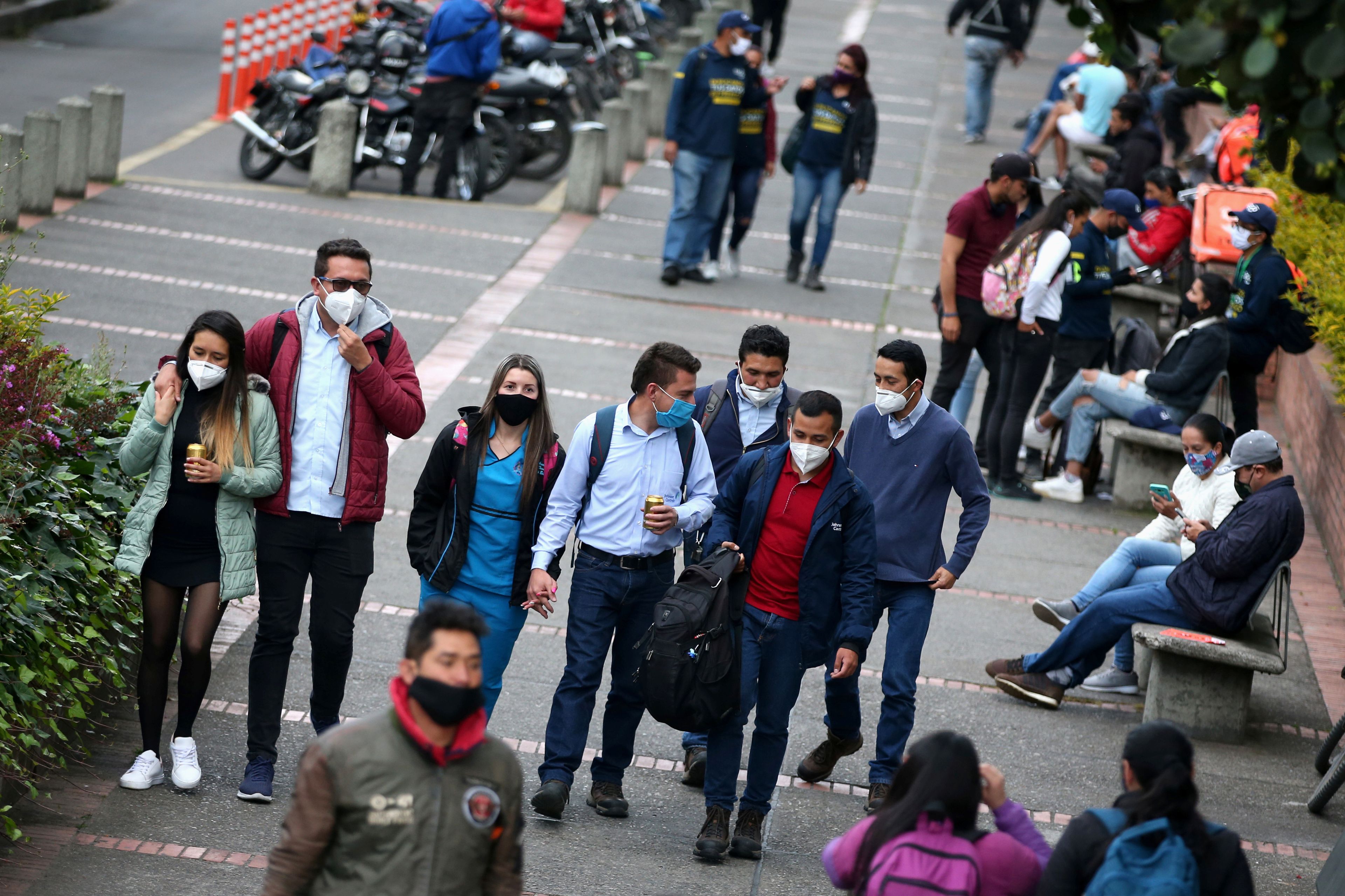 Grupos de jóvenes pasean durante la pandemia