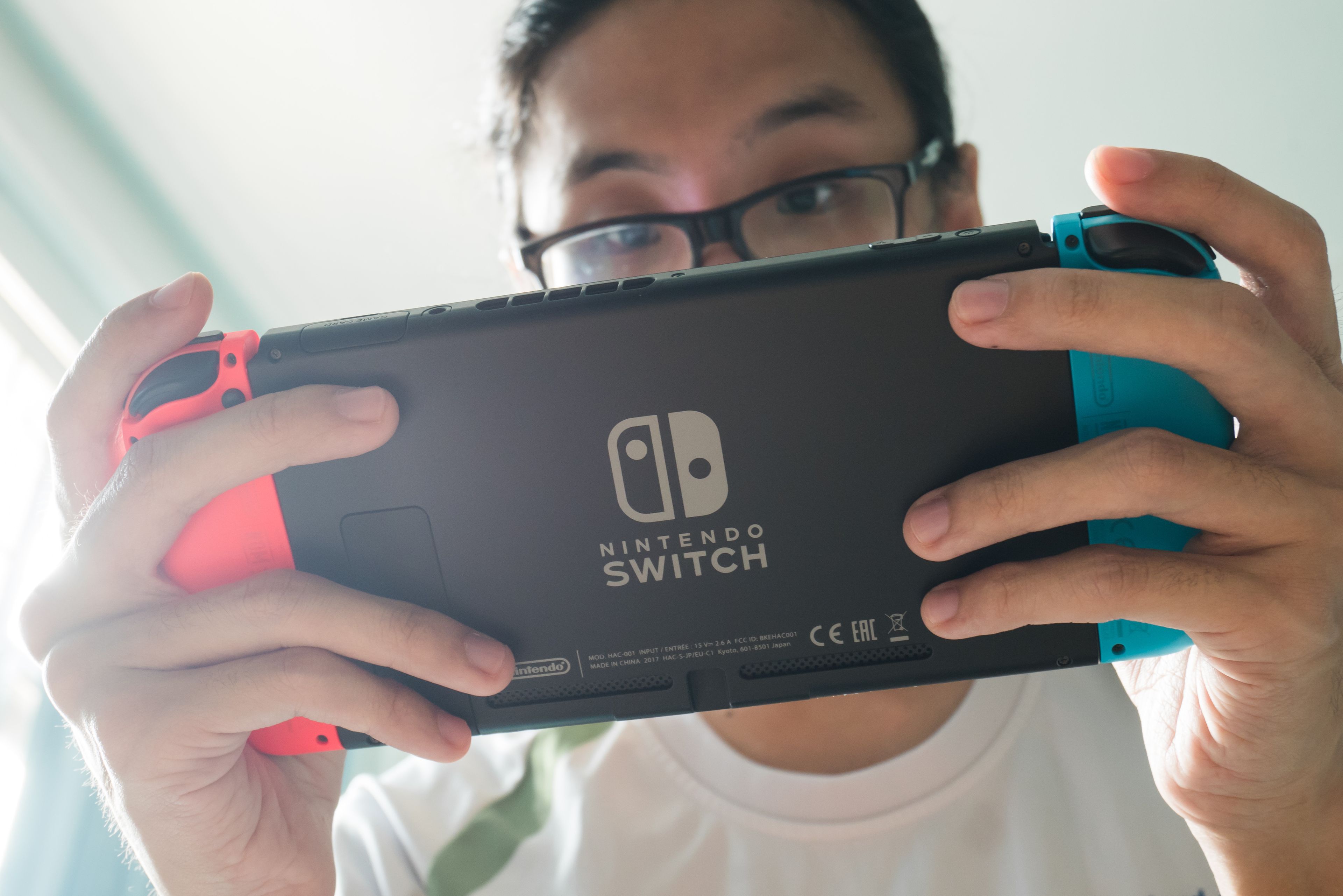 Hombre jugando a la Nintendo Switch