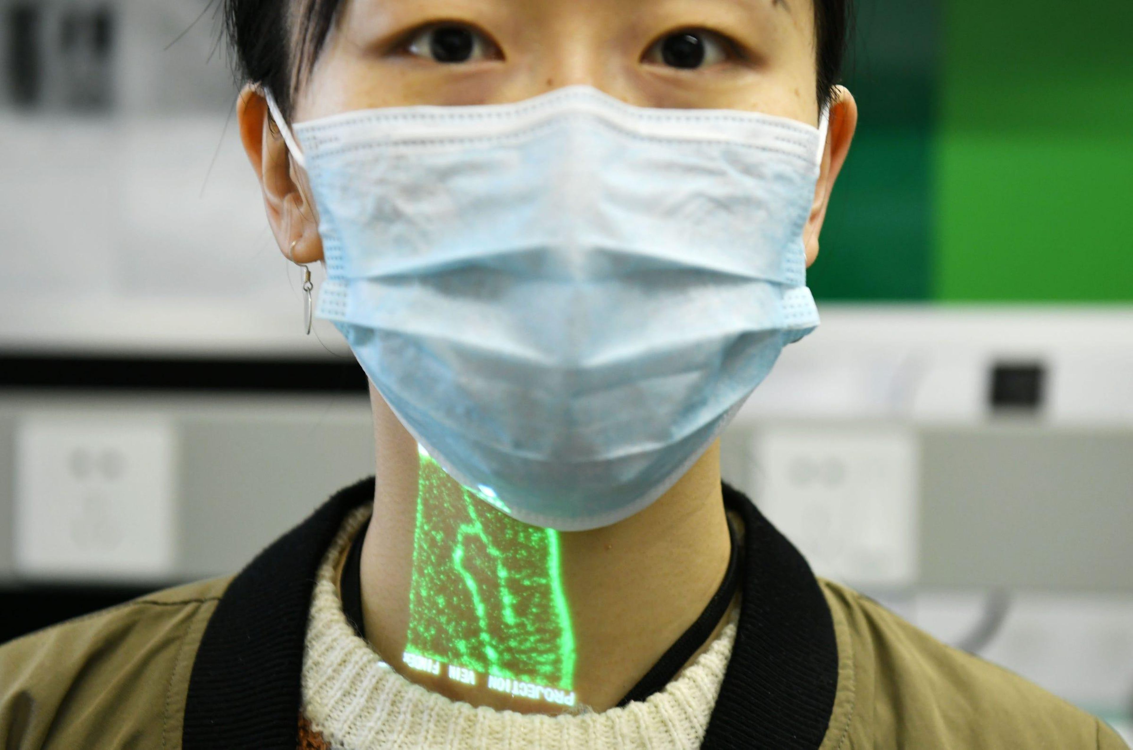 Un lector de imágenes vasculares infrarrojas muestra los vasos sanguíneos de la superficie de la piel, Shaanxi, China, el 6 de marzo de 2020.