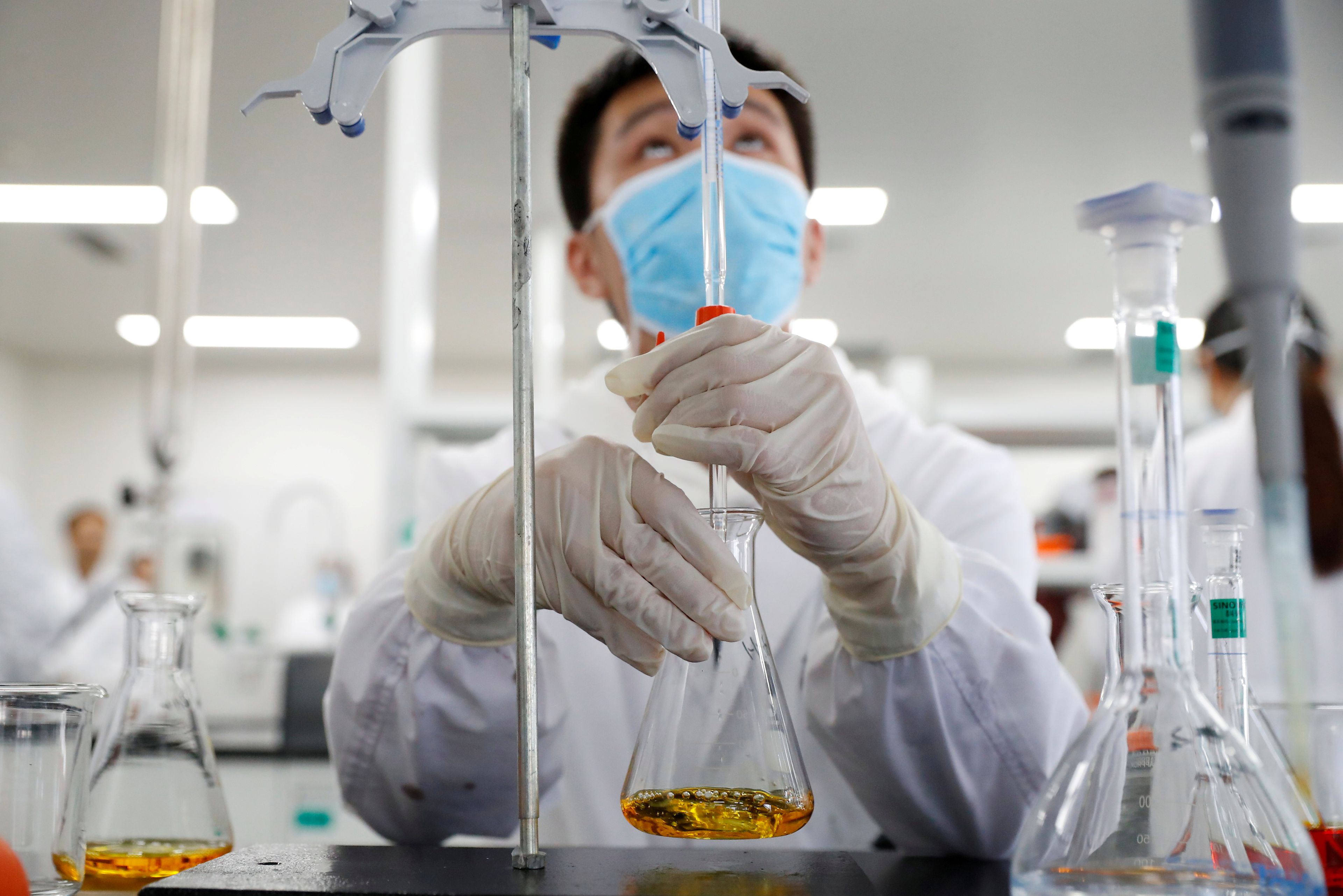 Investigadores de la vacuna contra el coronavirus en la empresa china Sinovac