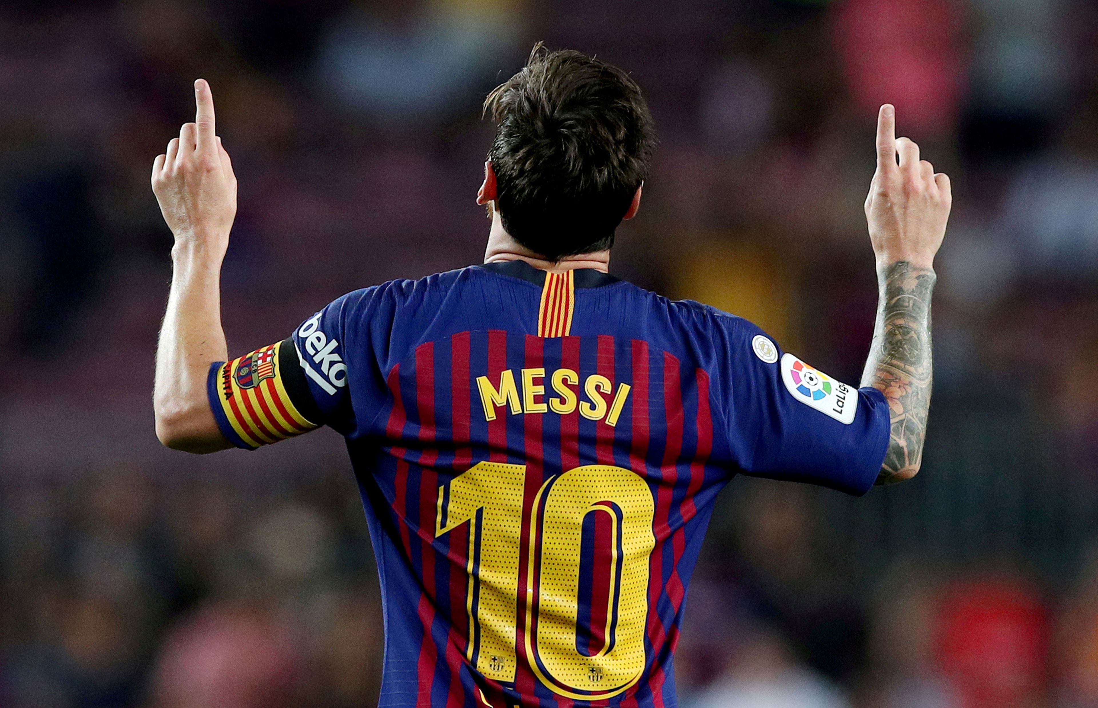 Leo Messi de espaldas celebrando un tanto