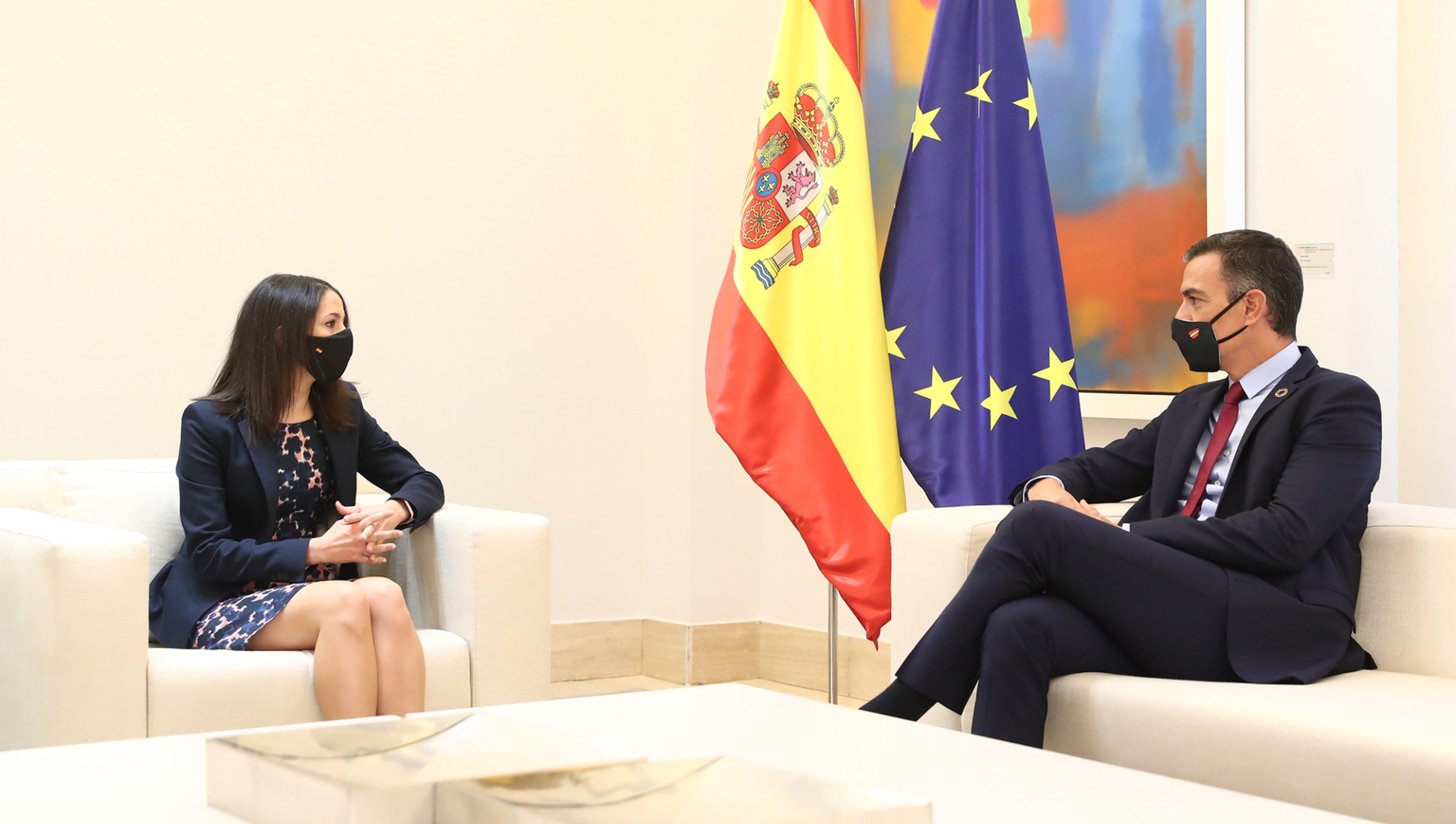 La líder de Ciudadanos, Inés Arrimadas, y el presidente del Gobierno, Pedro Sánchez, durante una reunión en La Moncloa