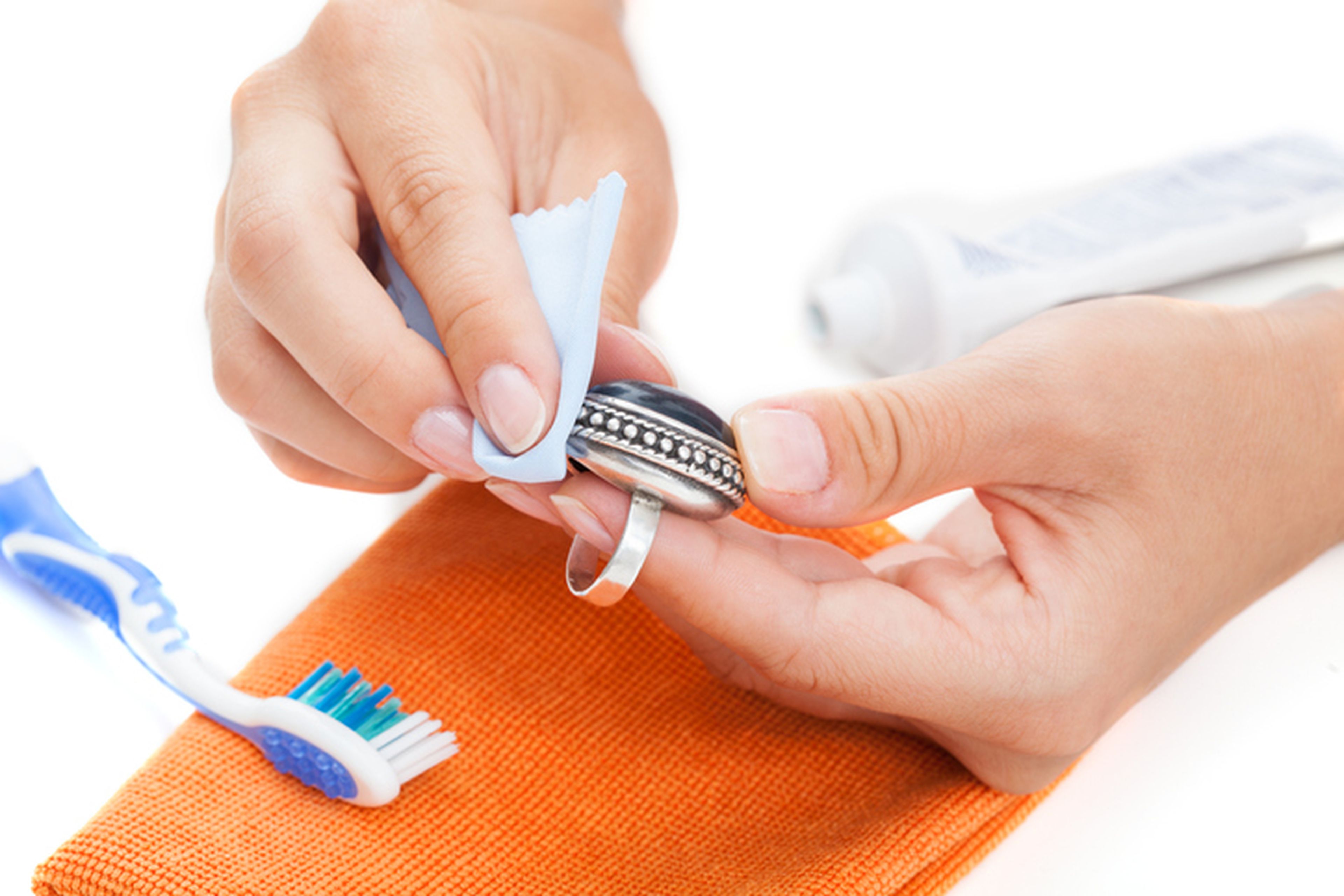 usos sorprendentes que puedes darle a la pasta de dientes