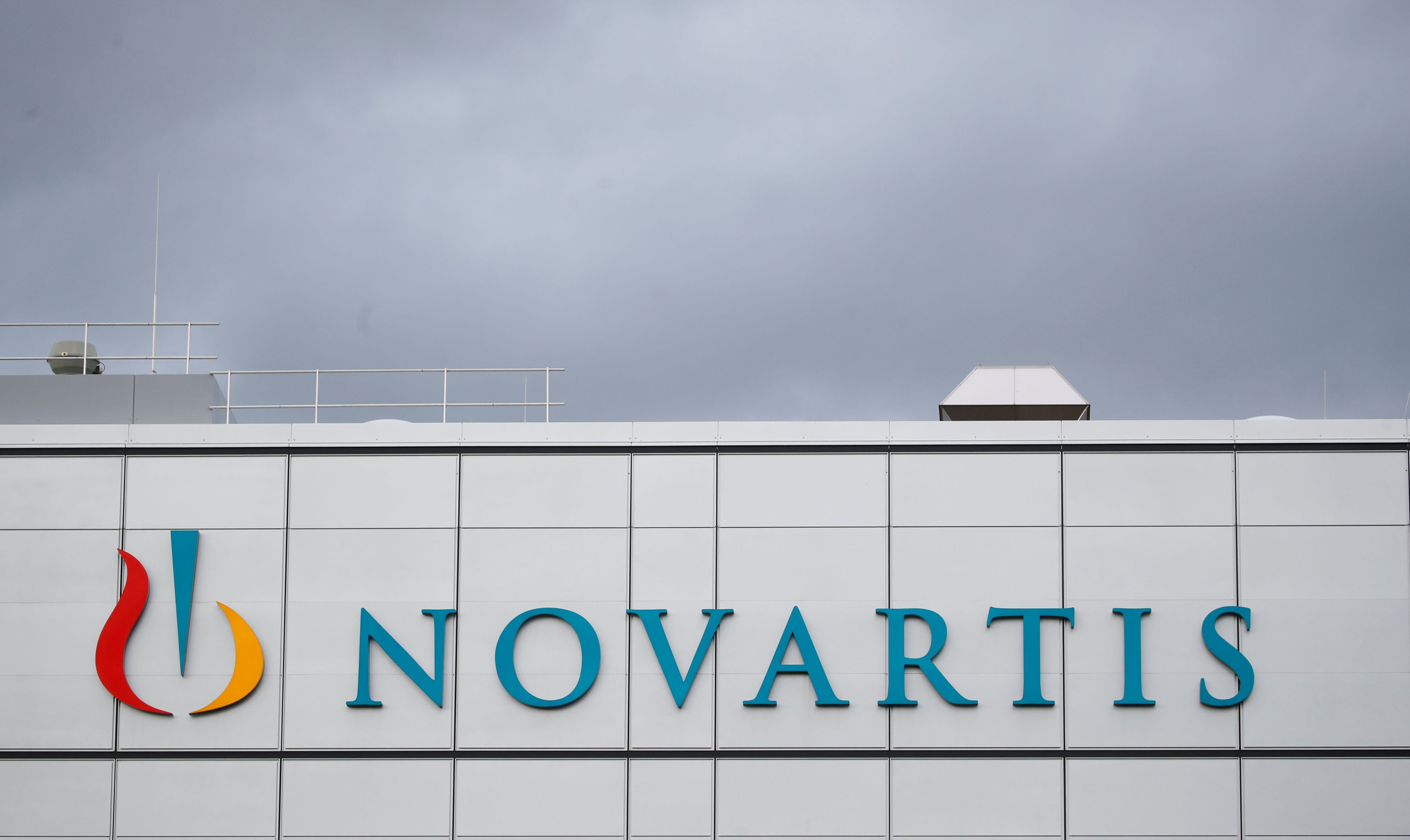 El logo de Novartis en la fachada de un edificio