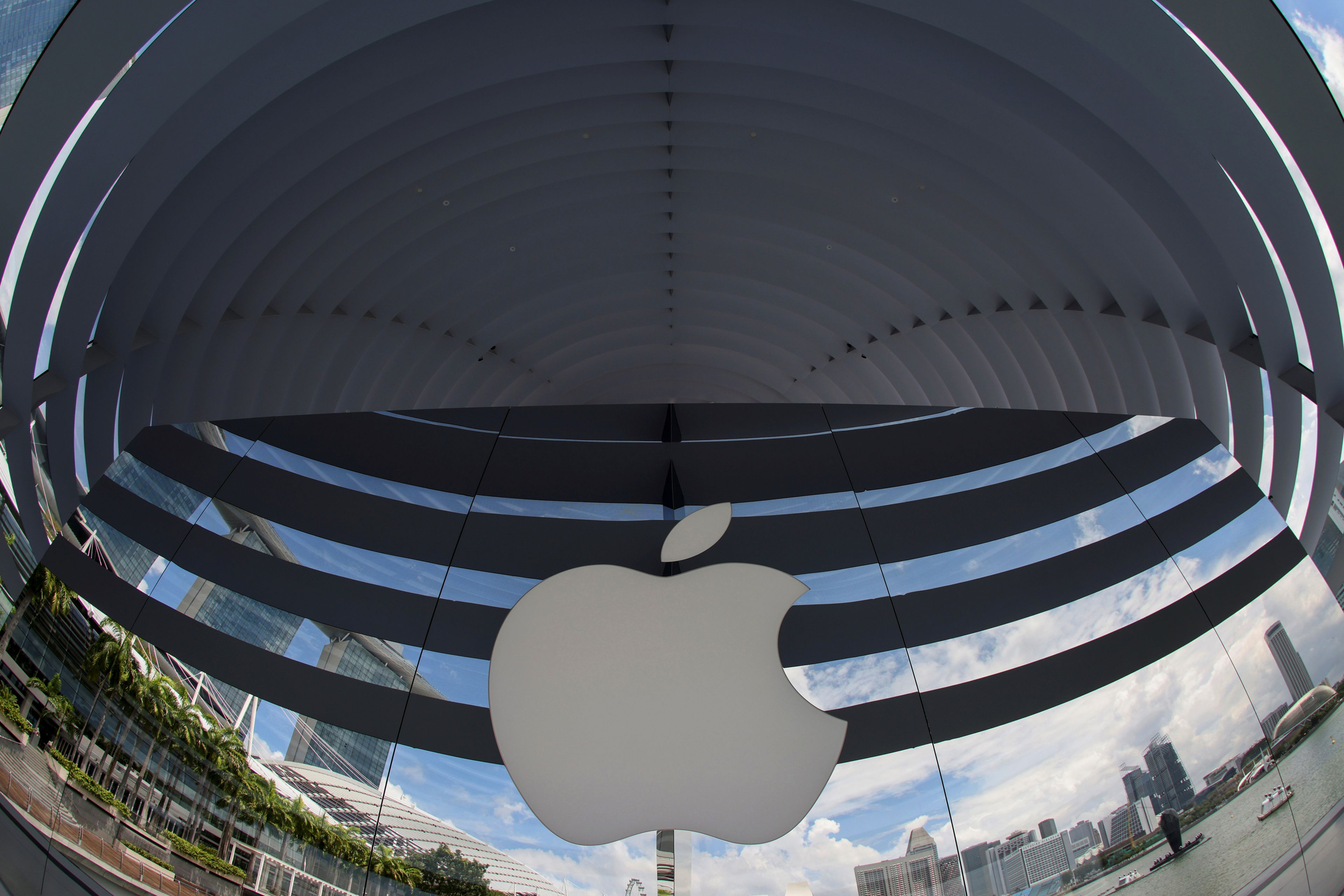 Logotipo de Apple en su nueva tienda de Marina Bay en Singapur