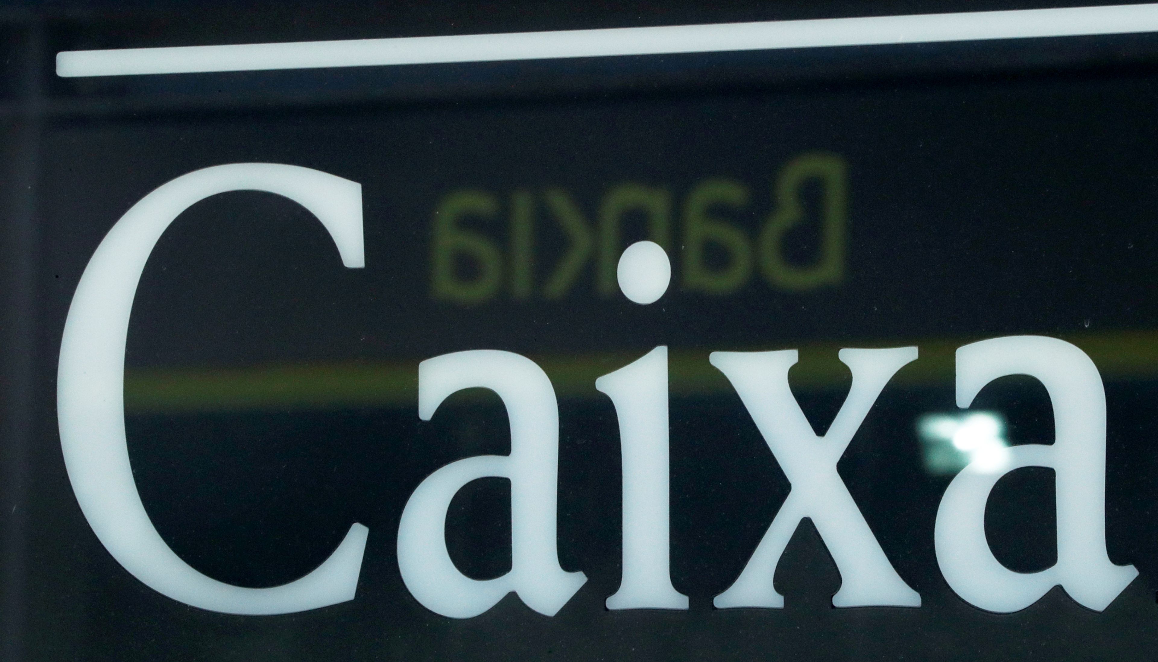 El logotipo de Bankia reflejado sobre el de CaixaBank