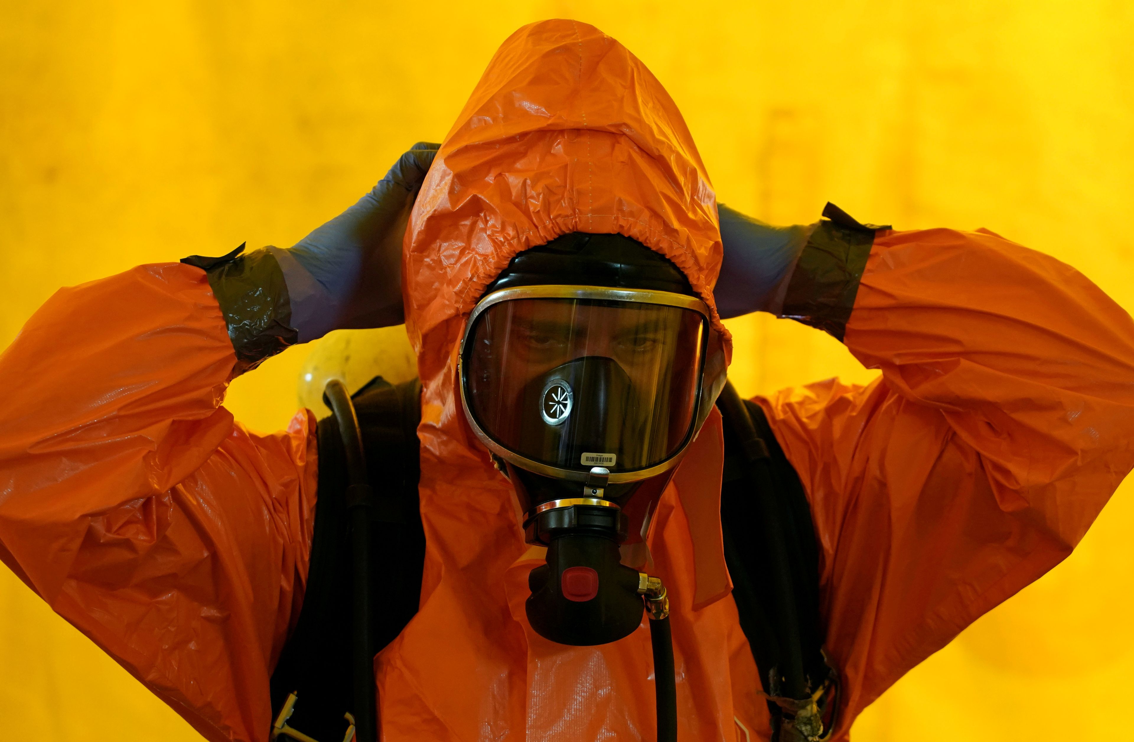 Un miembro del SAMUR vestido con un traje protector durante la pandemia del coronavirus