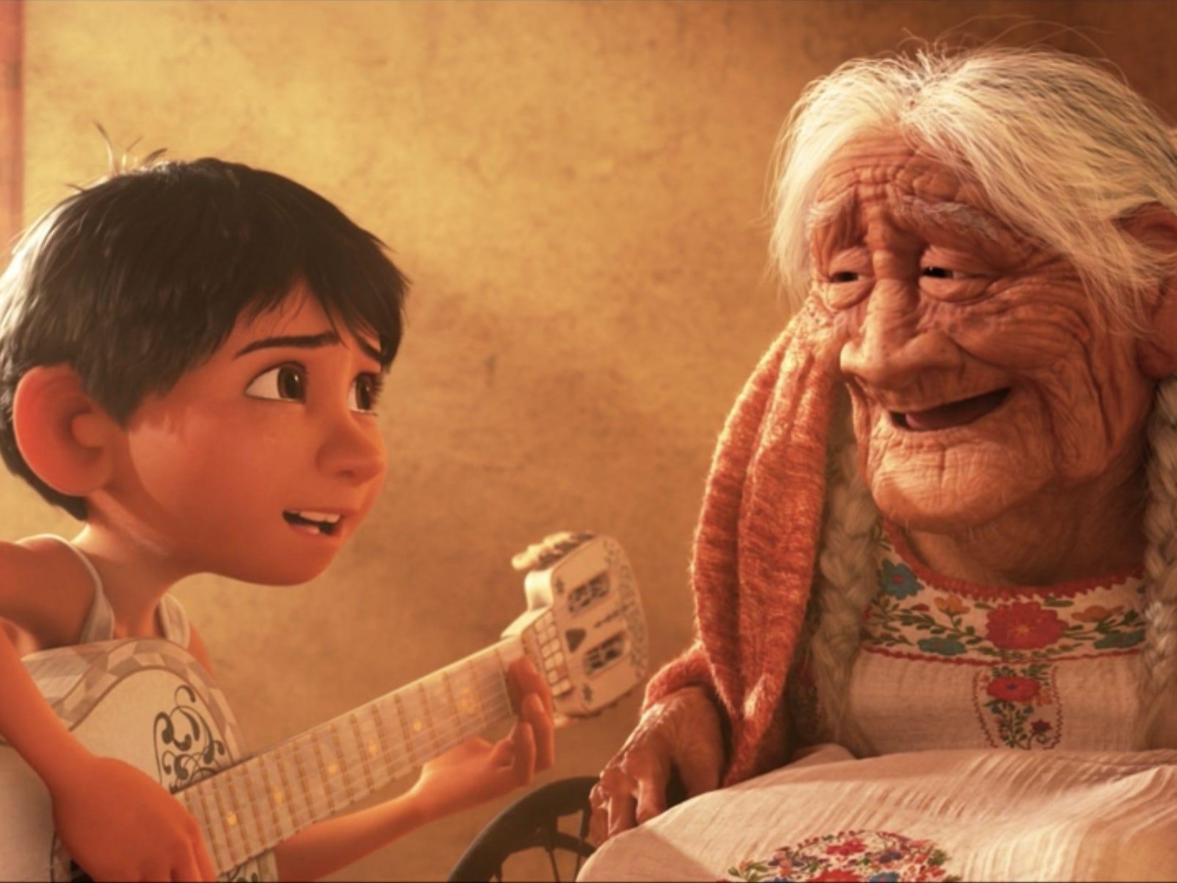 Miguel finalmente consigue que su bisabuela sonría al tocar una canción para ella.