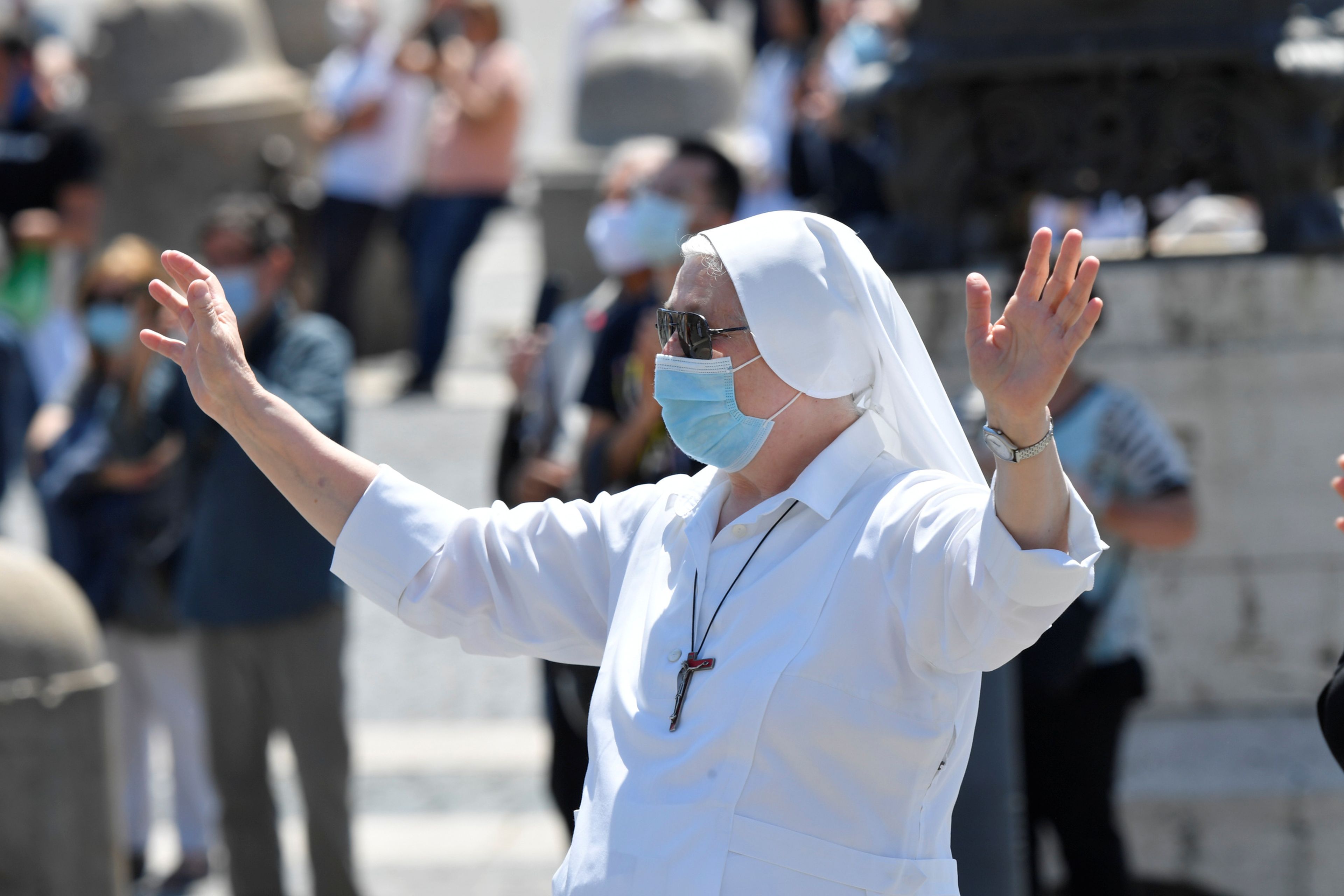 Monja con mascarilla en el Vaticano