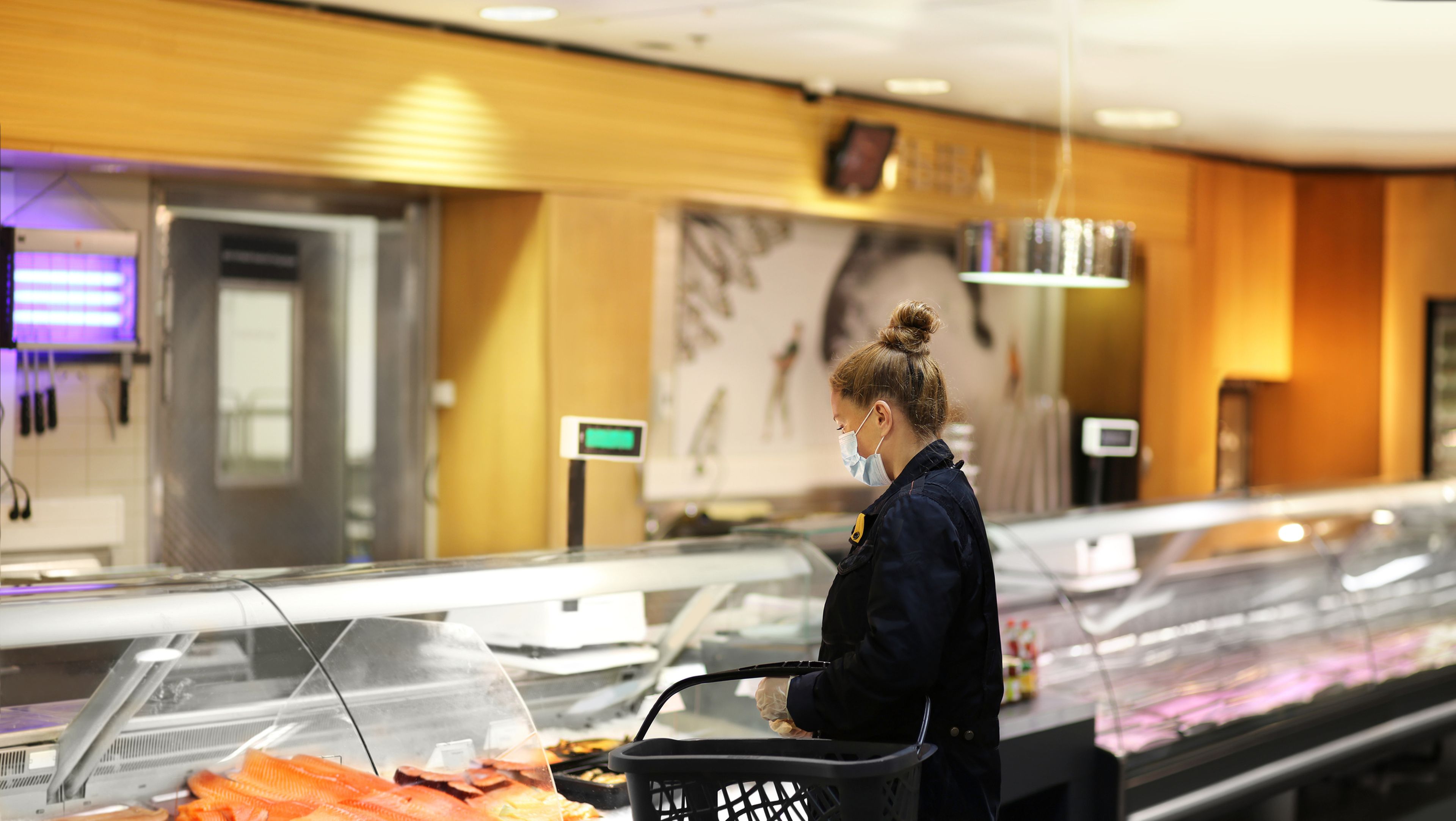 Mujer en el supermercado