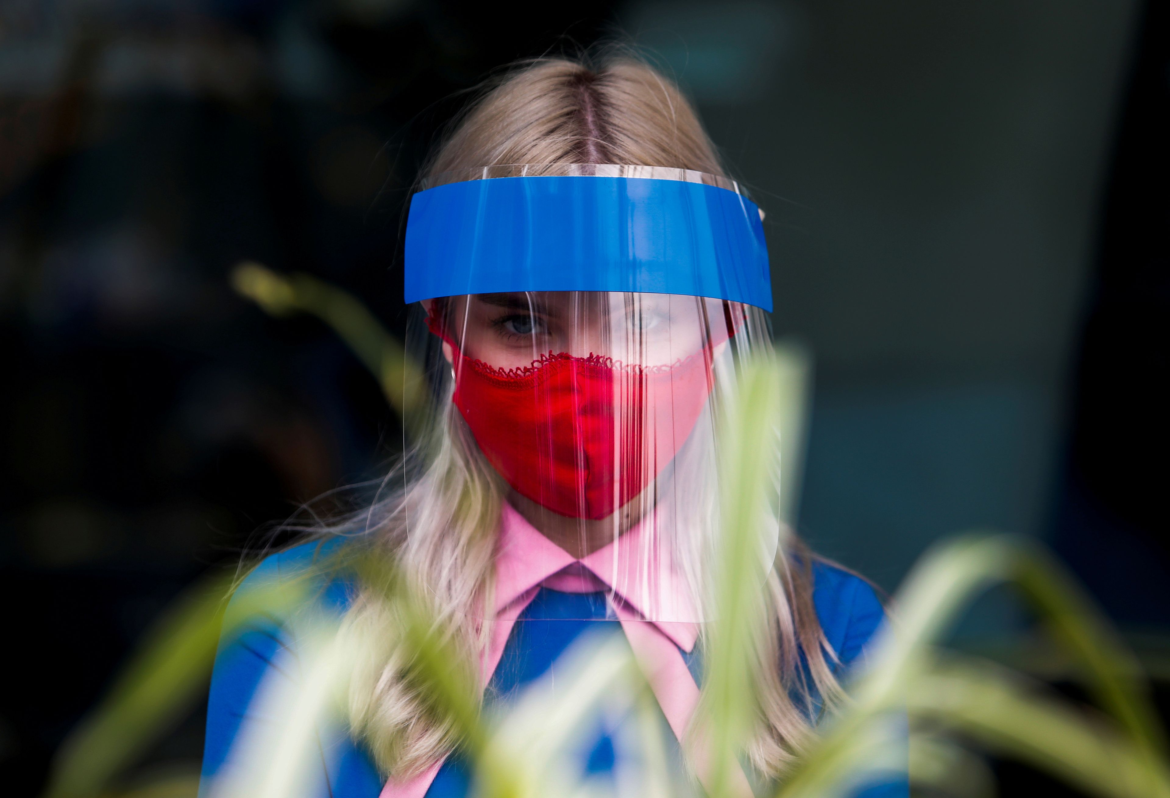 Una mujer utiliza una pantalla protectora facial para no contagiarse de COVID-19.