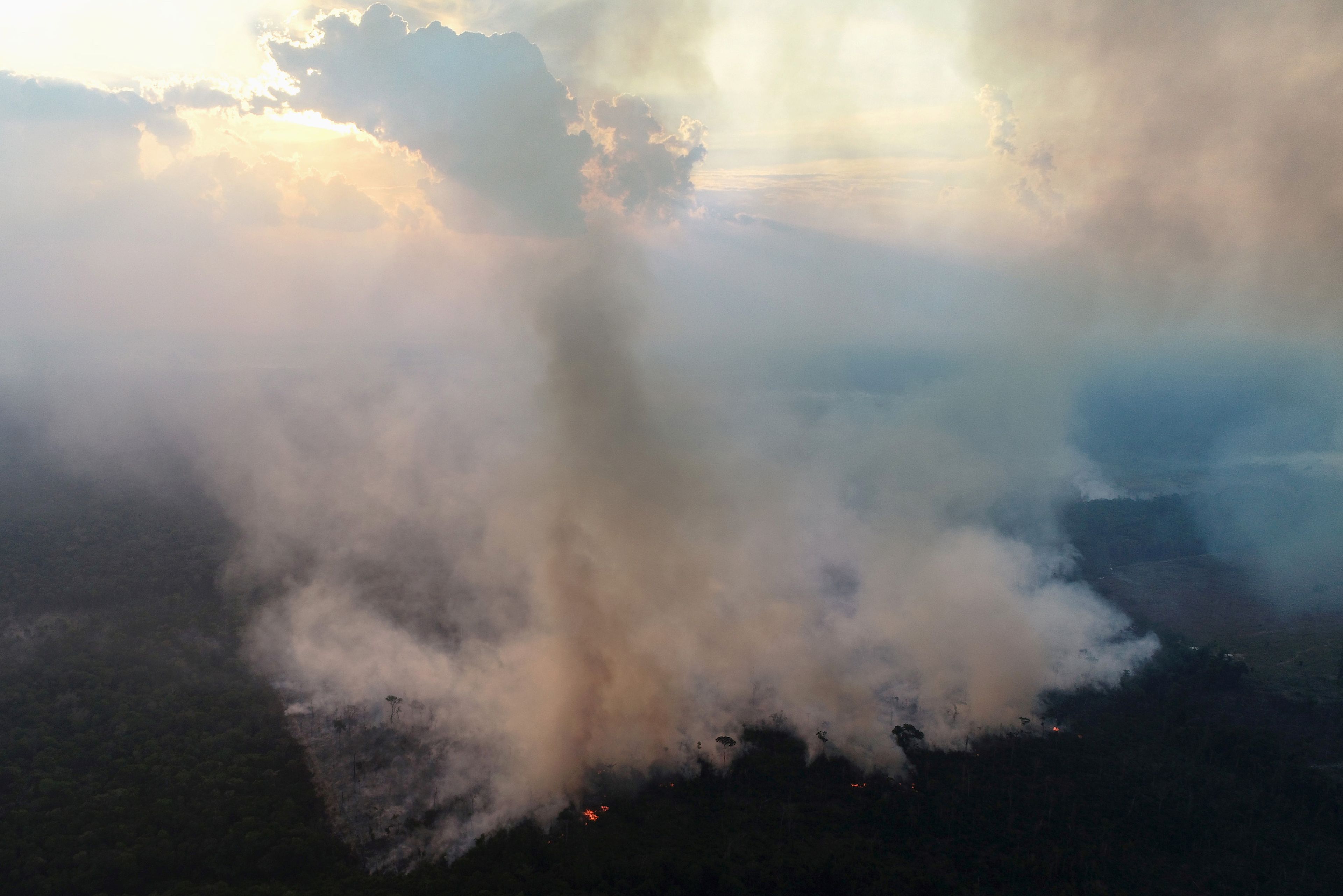 Oleadas de humo de un incendio en una zona de la selva amazónica que arde al ser despejada por leñadores y agricultores cerca de Porto Velho, Brasil.