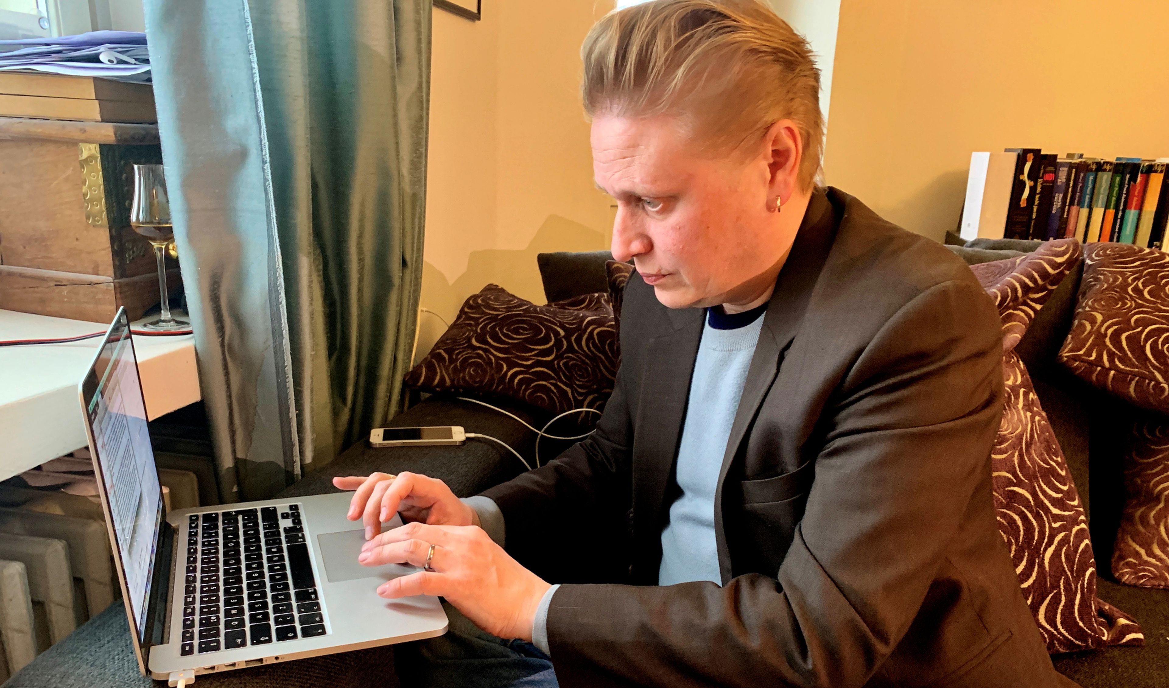 Un periodista freelance finlandés teletrabaja desde el salón de su casa