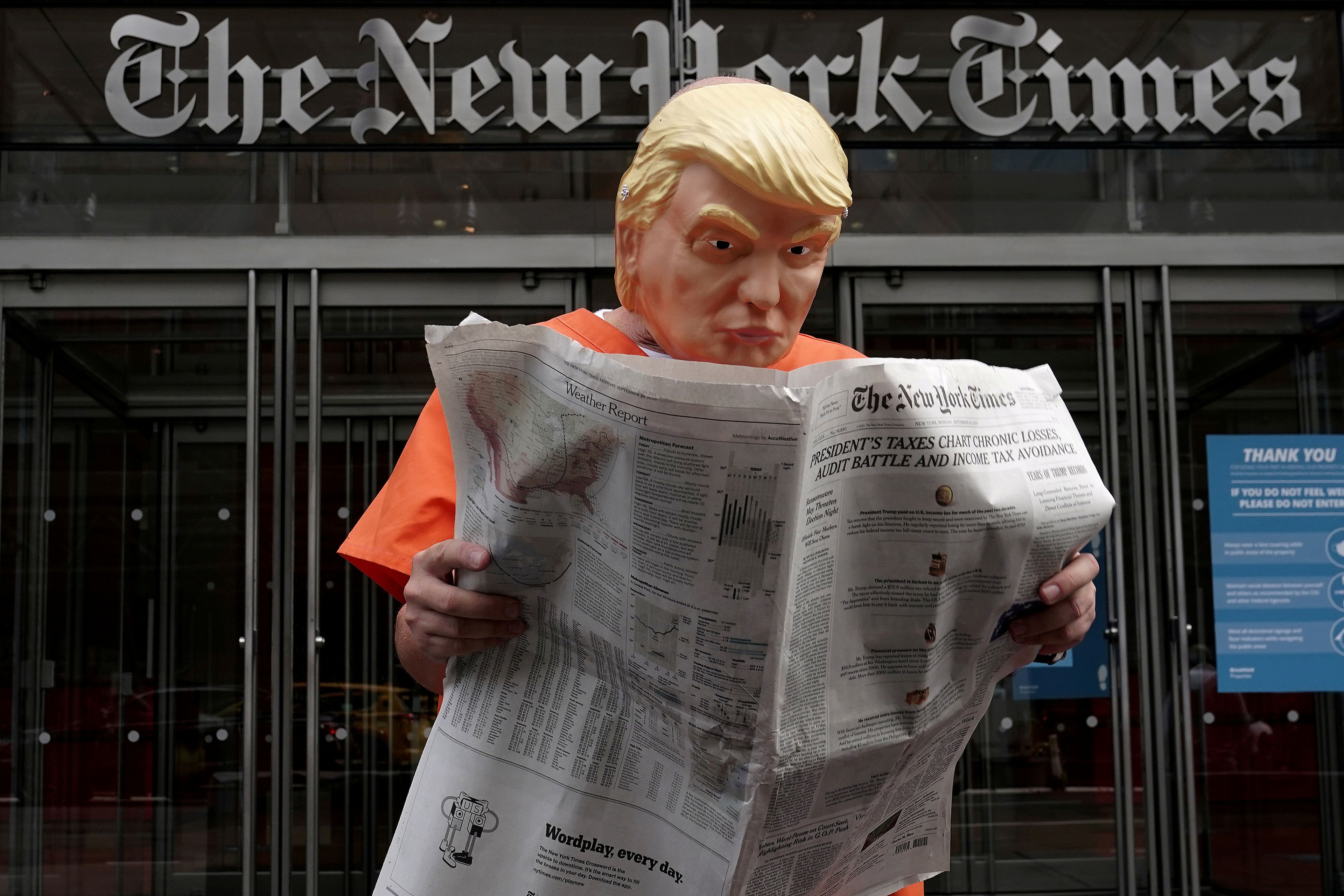 Una persona disfrazada de Donald Trump en la sede de 'The New York Times'
