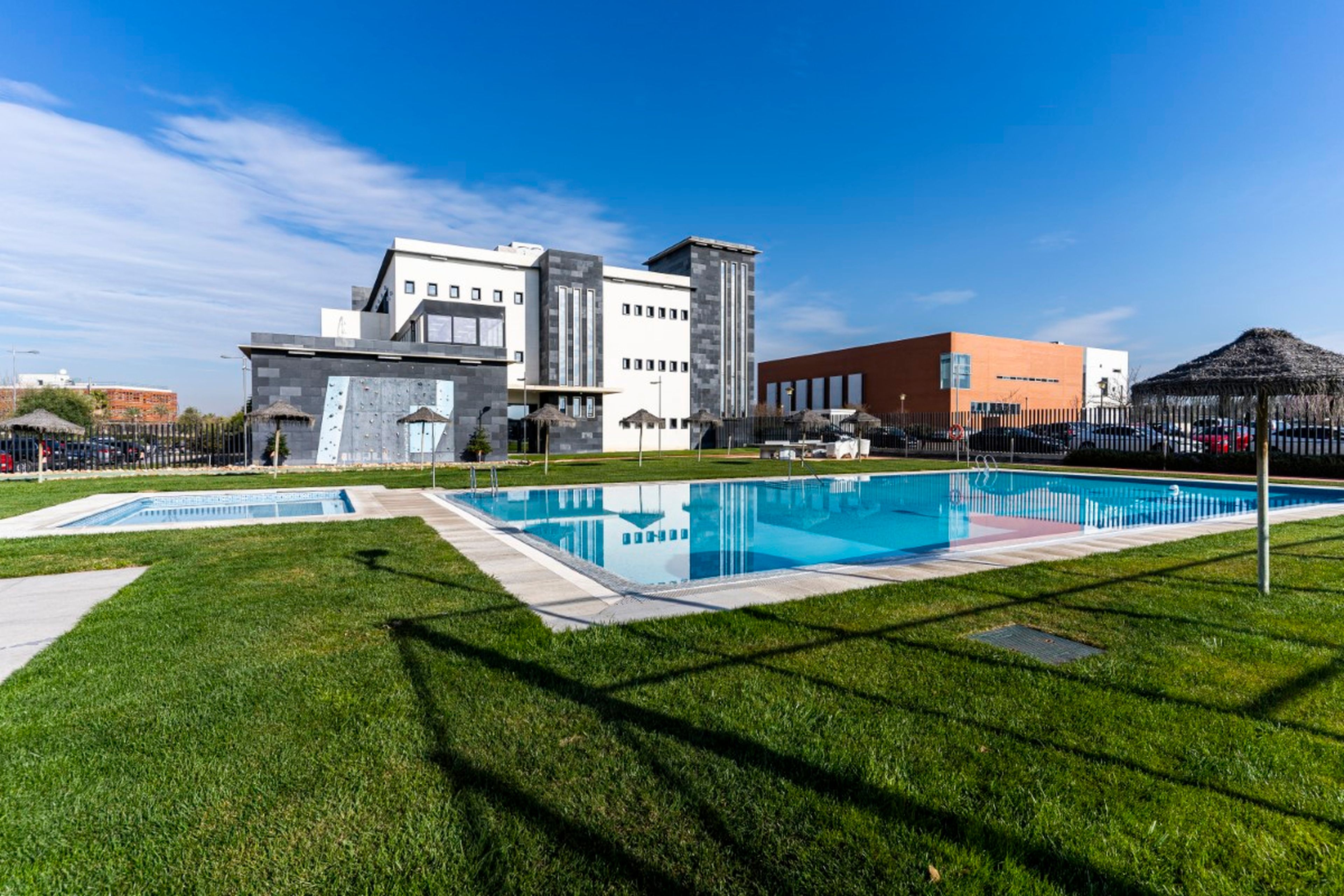 La piscina junto a las oficinas de Software Delsol