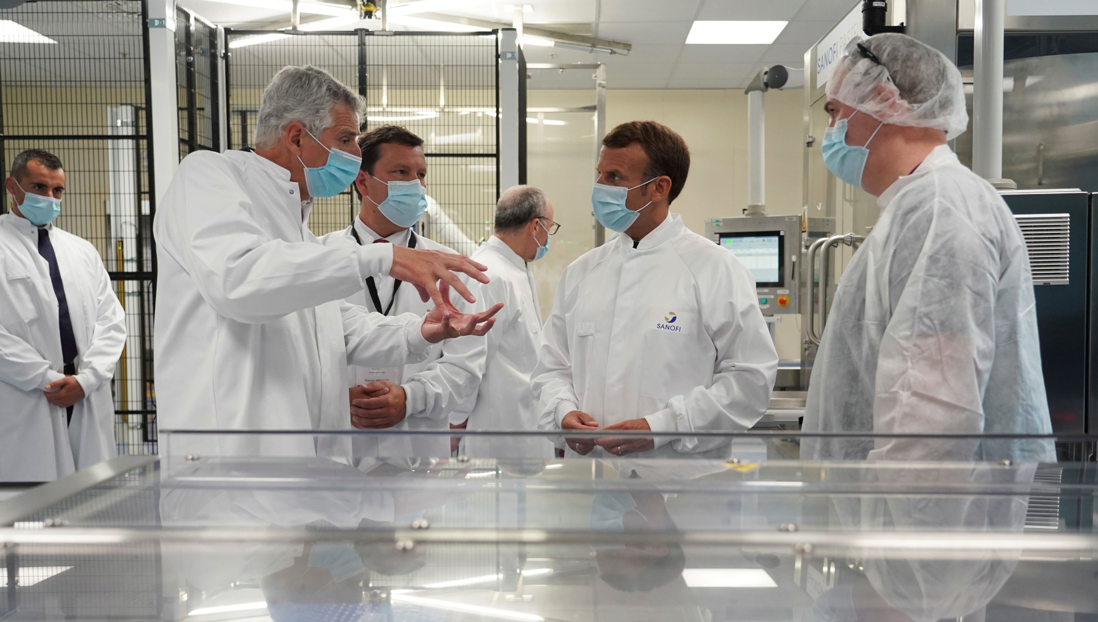 El presidente francés, Emmanuel Macron, visita las instalaciones donde Sanofi investiga la vacuna contra el coronavirus