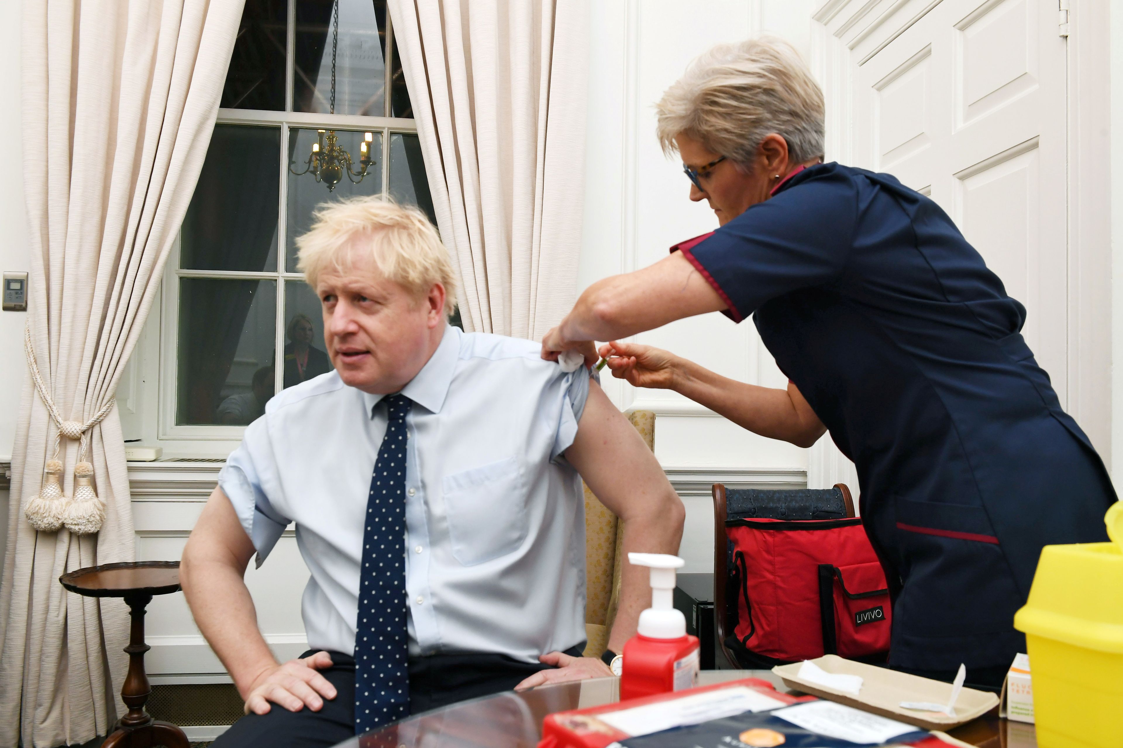 El primer ministro británico, Boris Johnson, se vacuna contra la gripe.