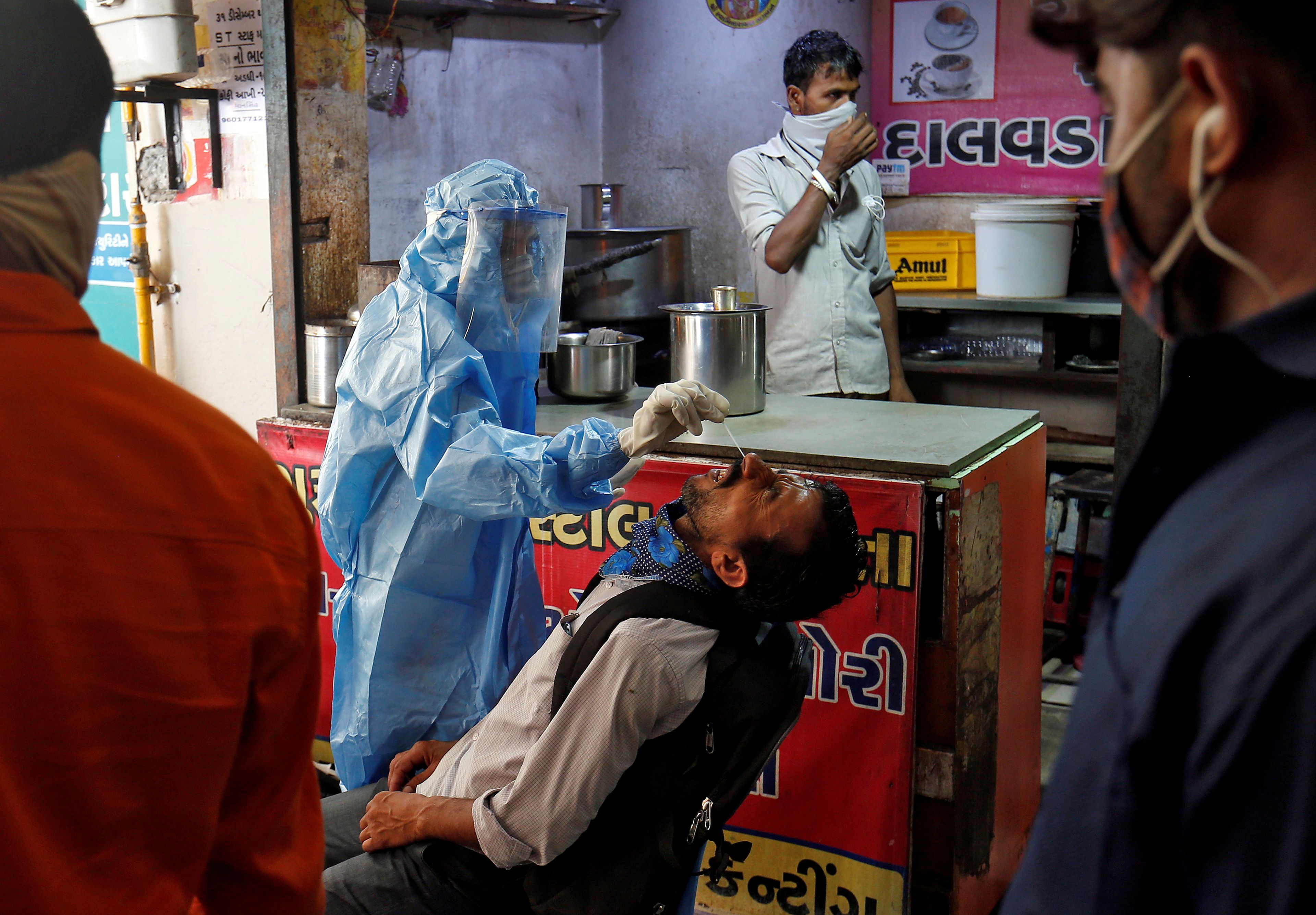 Profesional sanitario toma muestras para realizar un test rápido de antígenos contra el COVID en la India.