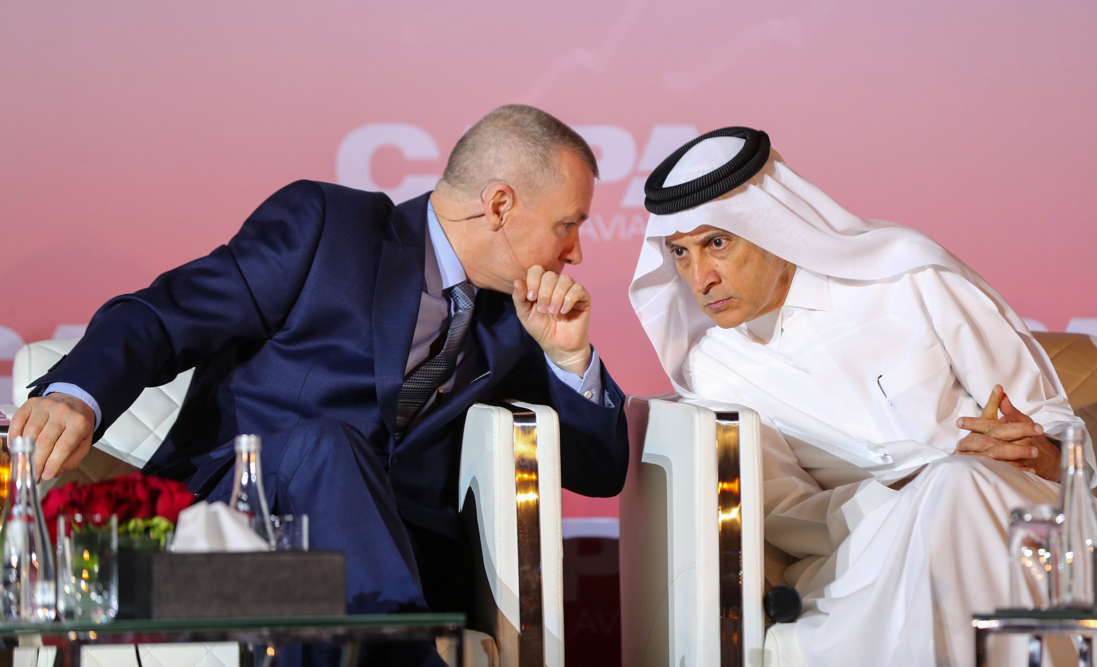 El ex director ejecutivo de IAG, Willie Walsh, junto con el CEO de Qatar Airways, Akbar Al Baker, en un evento en Qatar.