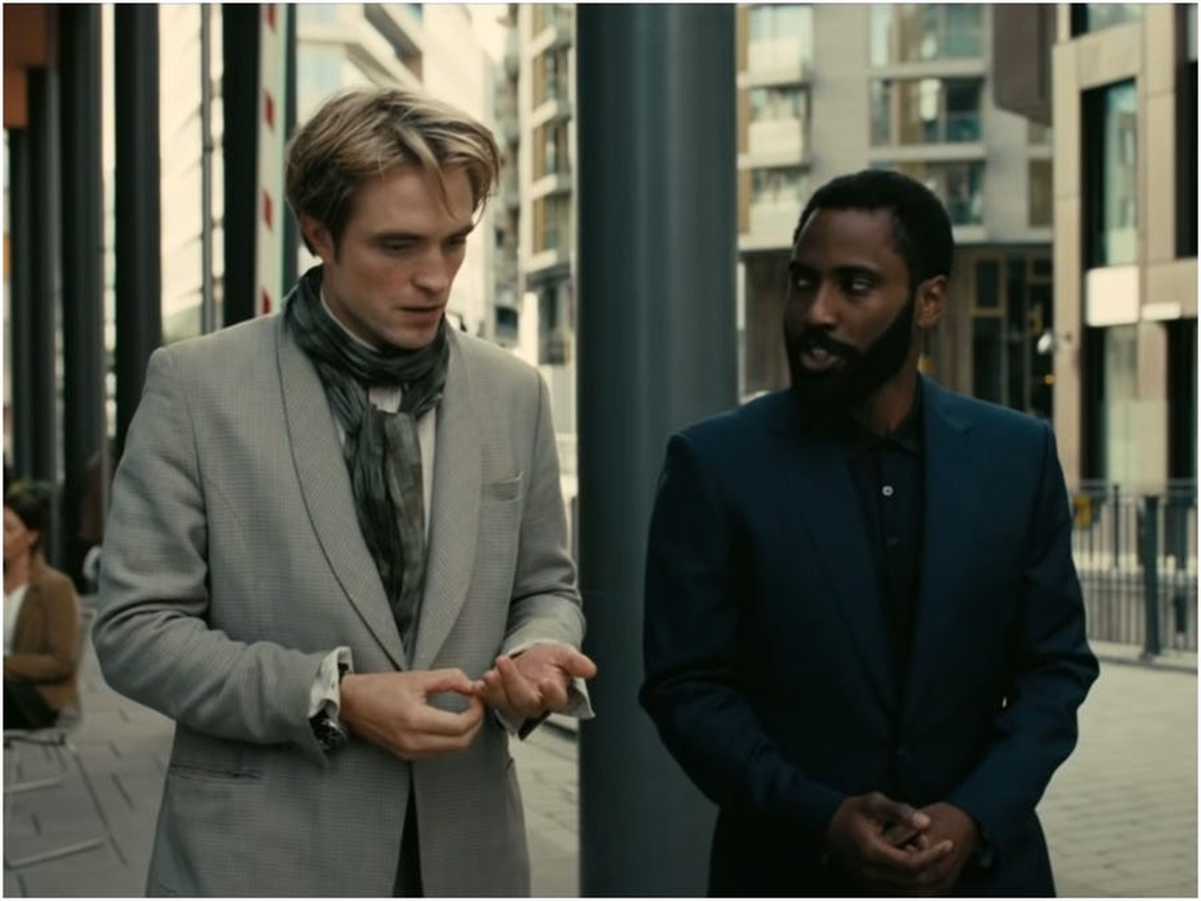 Robert Pattinson y John David Washington están llenos de encanto y carisma en 'Tenet'.
