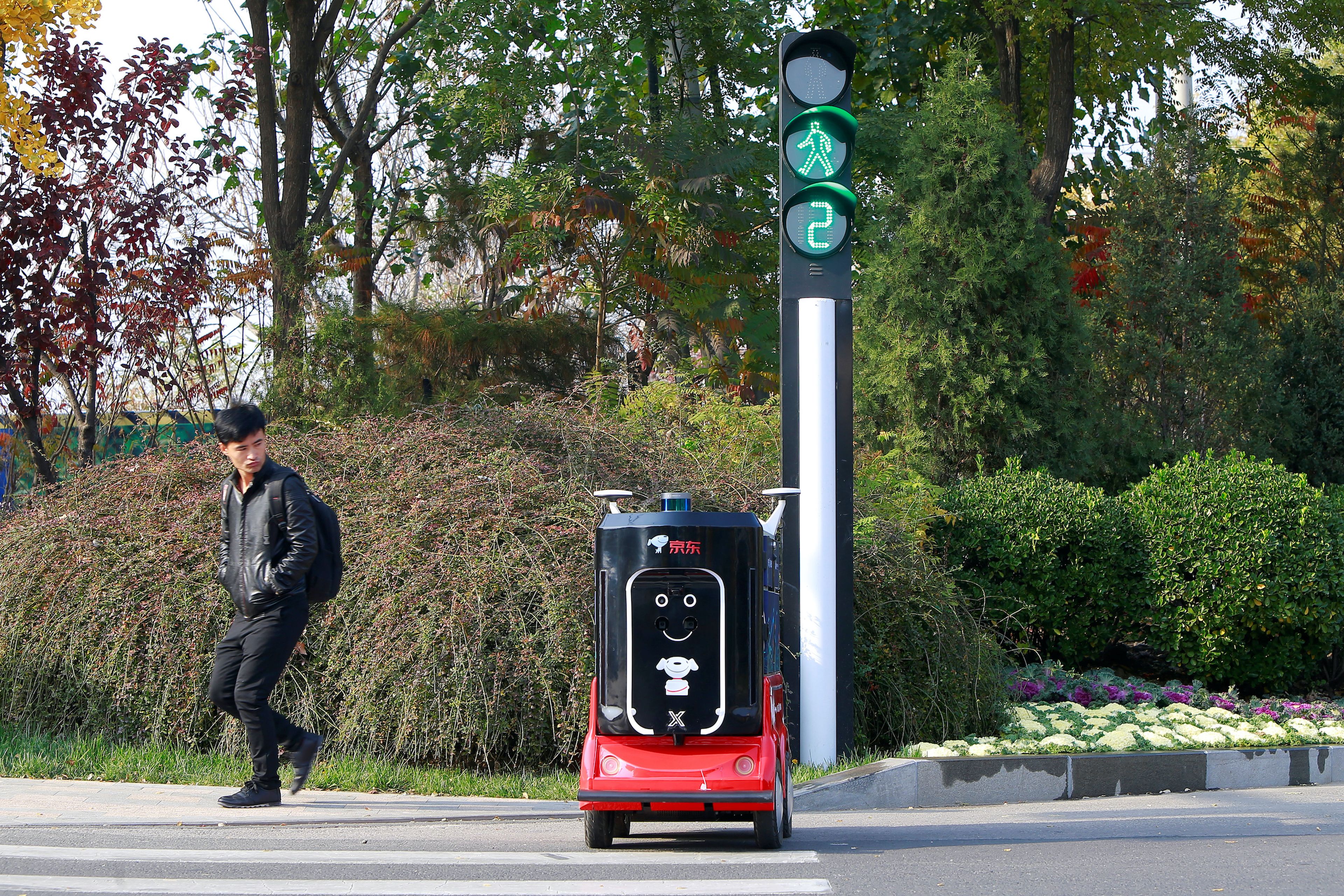 Un robot sin conductor cruza la calle en Tianjin, China.