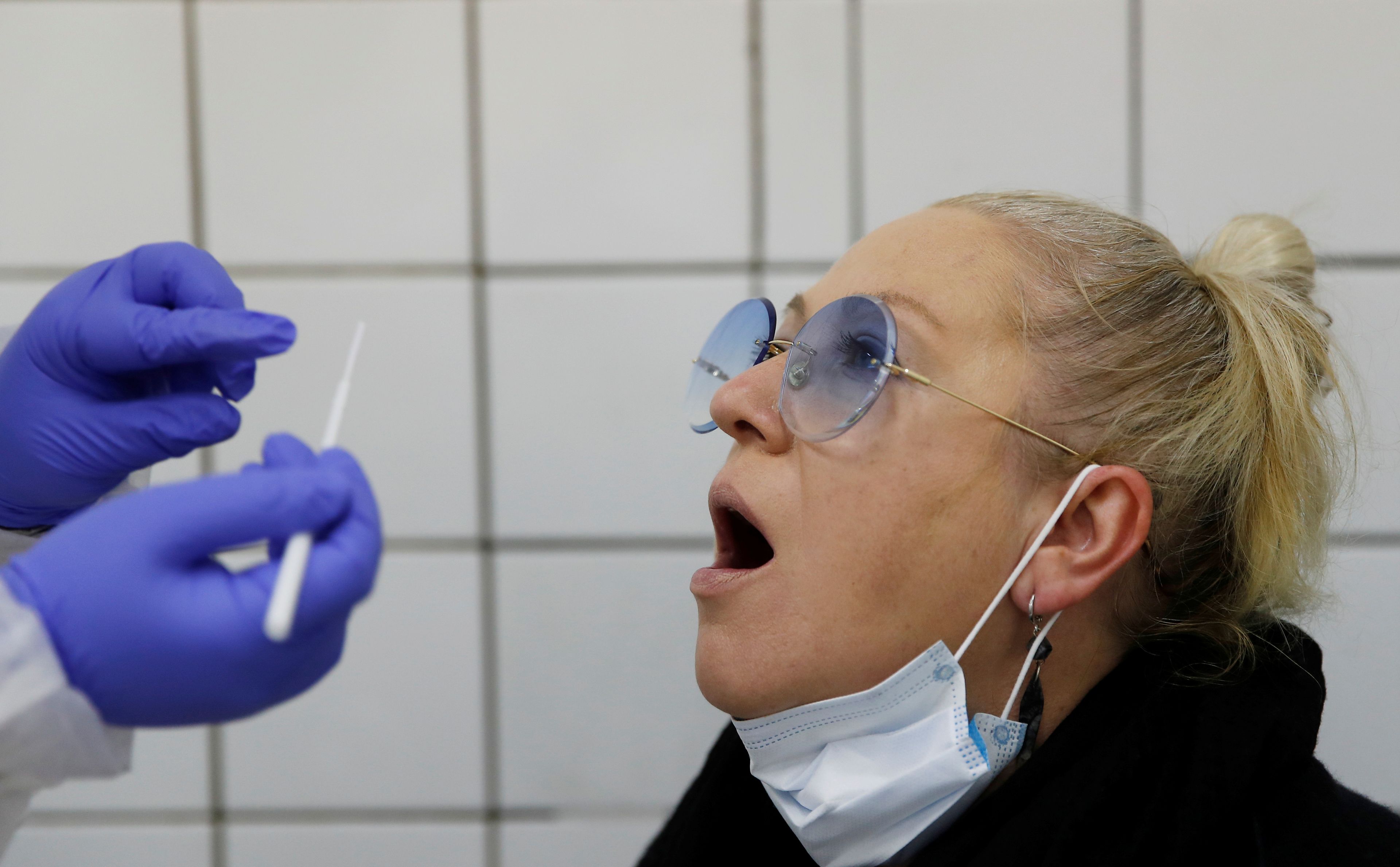 Sanitario toma una muestra para una prueba de detección y anticuerpos a COVID-19 en una clínica en Moscú, Rusia.