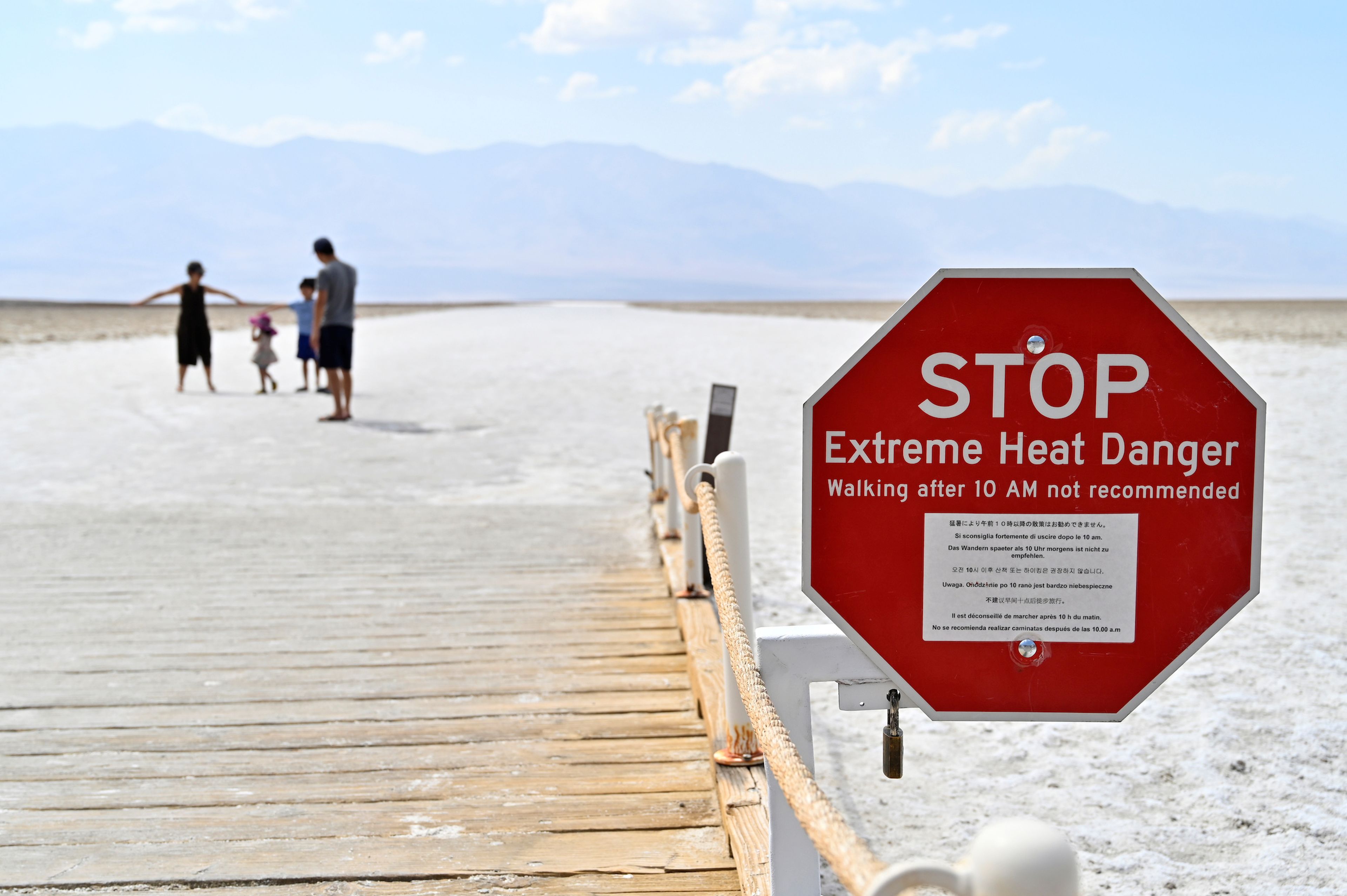 Una señal de advertencia alerta a los visitantes de los peligros del calor extremo en la Cuenca de Badwater, el punto más bajo de América del Norte, en el Parque Nacional del Valle de la Muerte, California, Estados Unidos.
