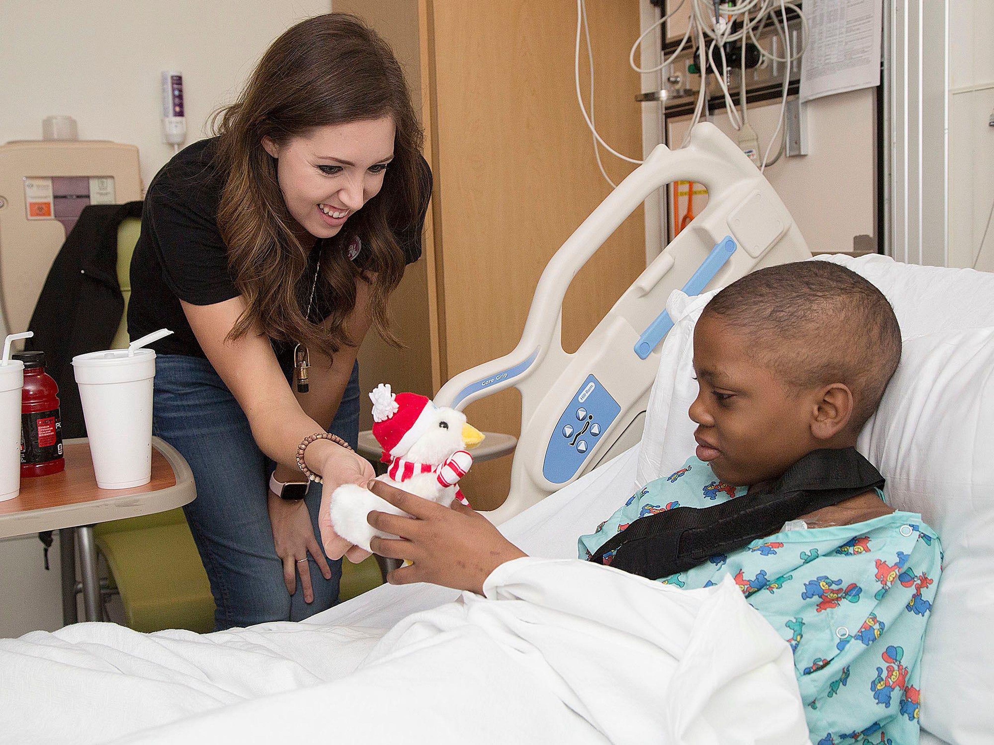 La cantante Francesca Battistelli (izquierda) visita a pacientes en el Aflac Cancer and Blood Disorders Center of Children's Healthcare de Atlanta.