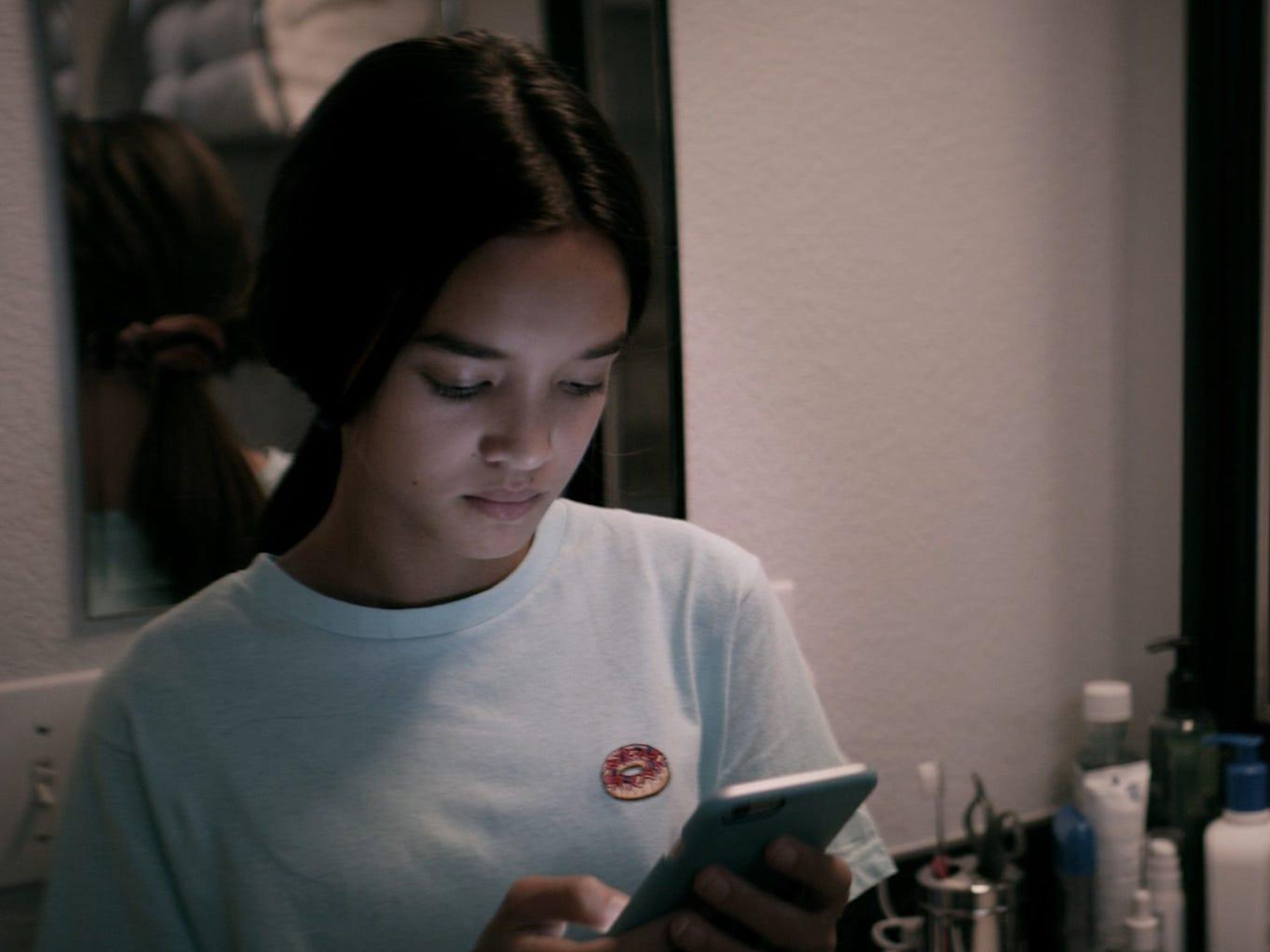 Una adolescente usando el móvil en 'El dilema de las redes'.