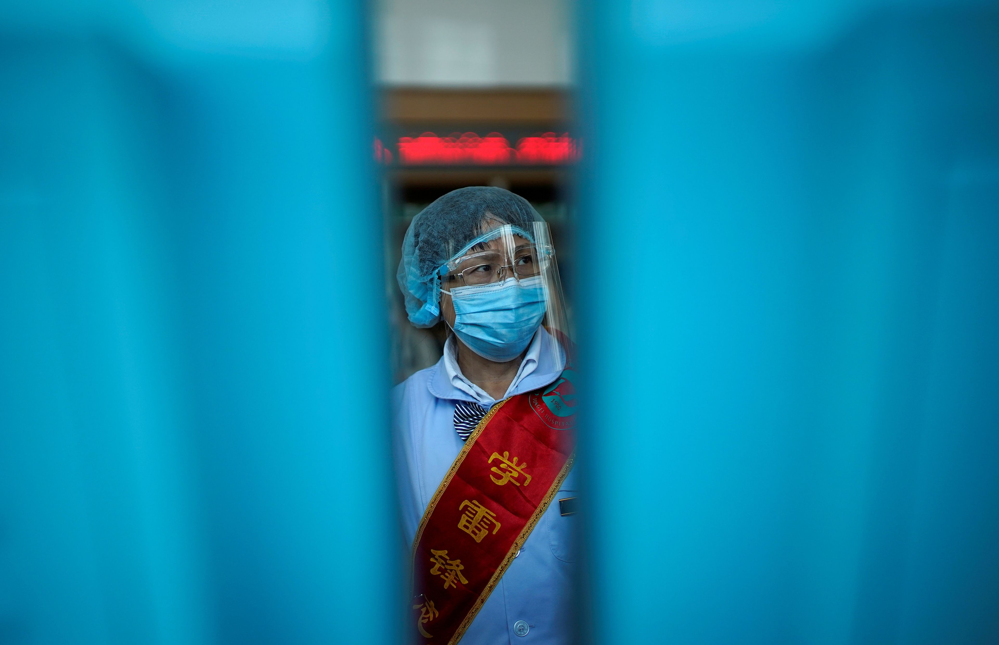 Un trabajador con mascarilla y protección facial en Wuhan durante la pandemia del coronavirus