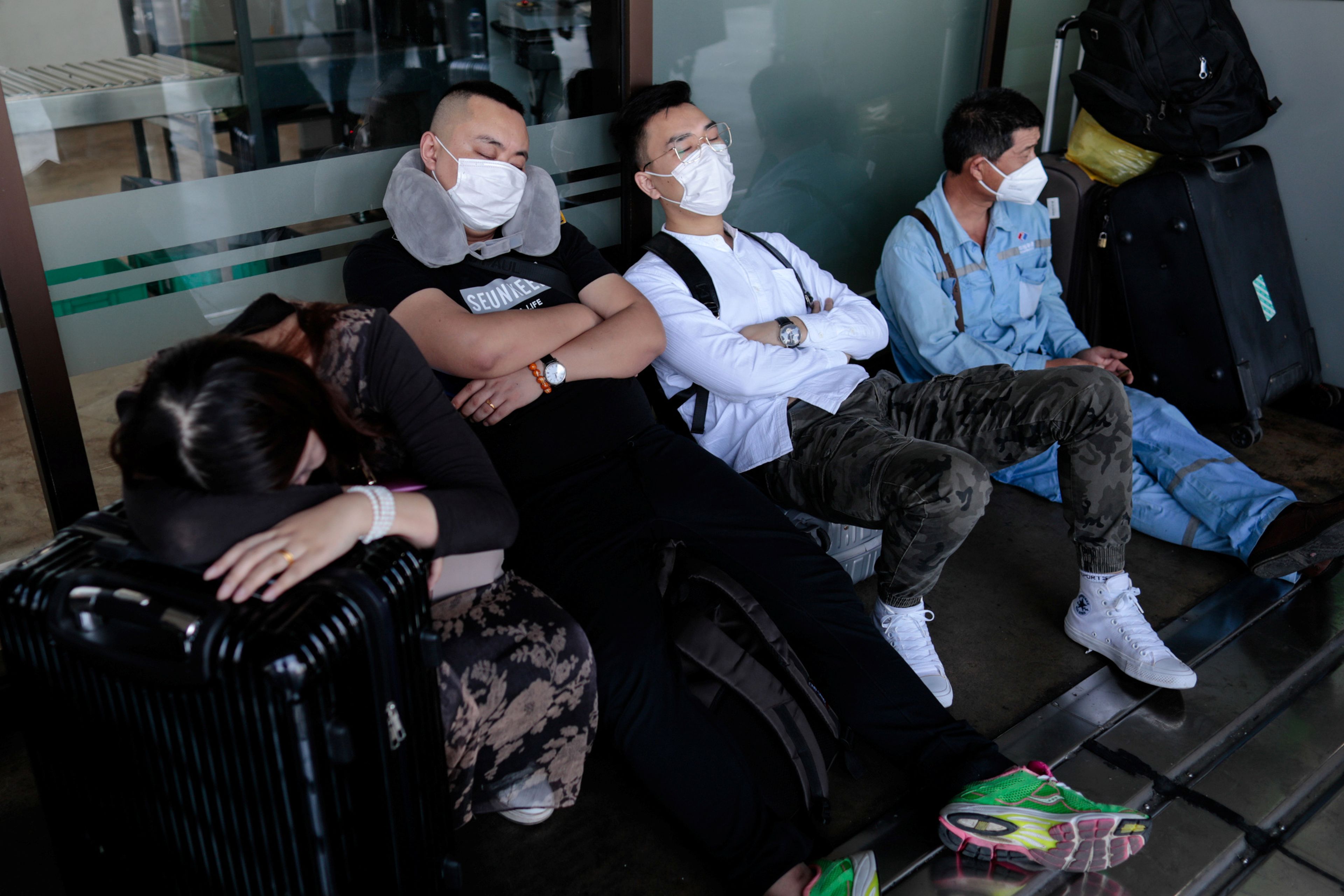 Turistas duermen en el aeropuerto internacional de Filipinas