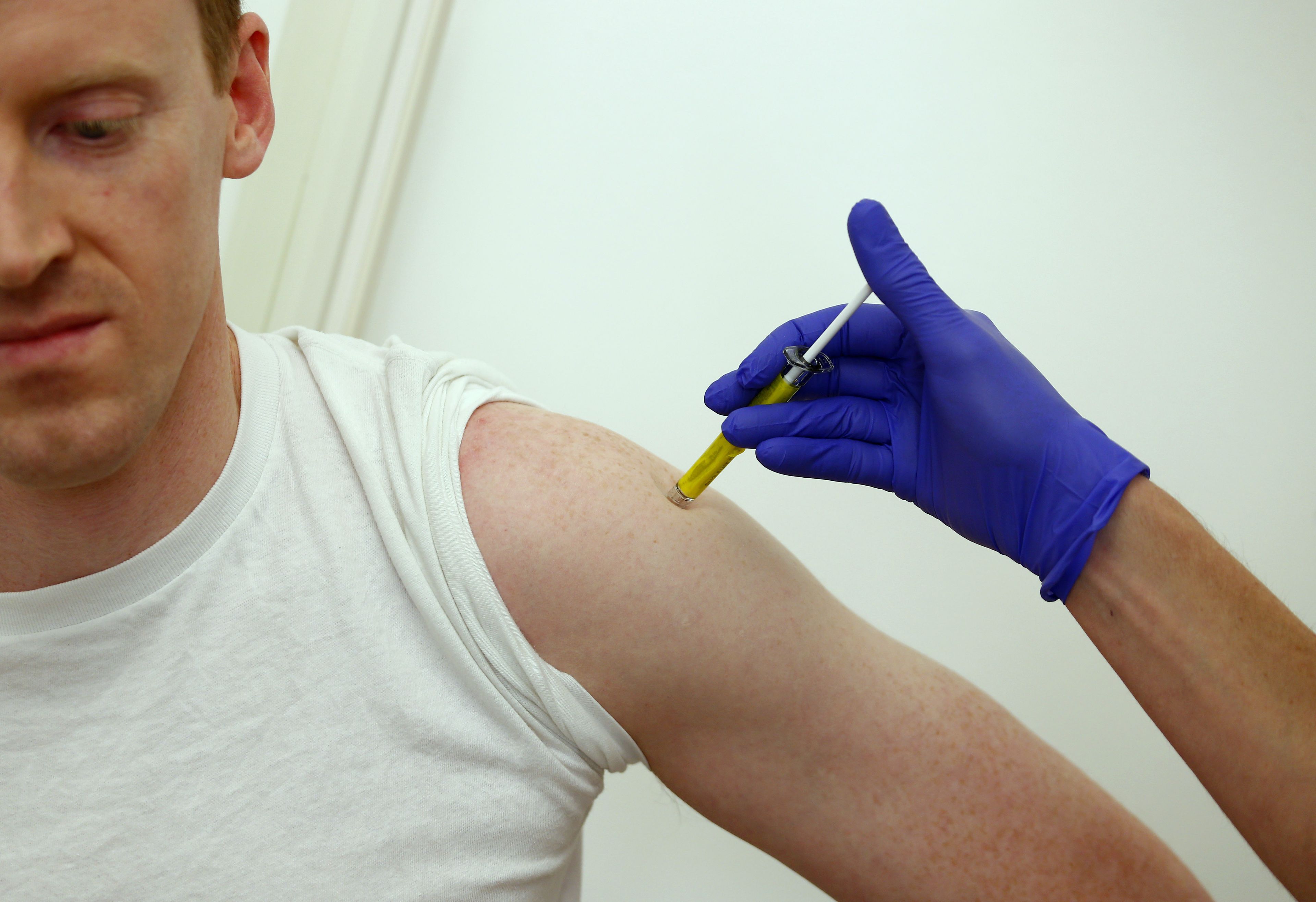 Vacuna de prueba contra el ébola en el Centro de Vacunación Clínica y Medicina Tropical de Oxford.