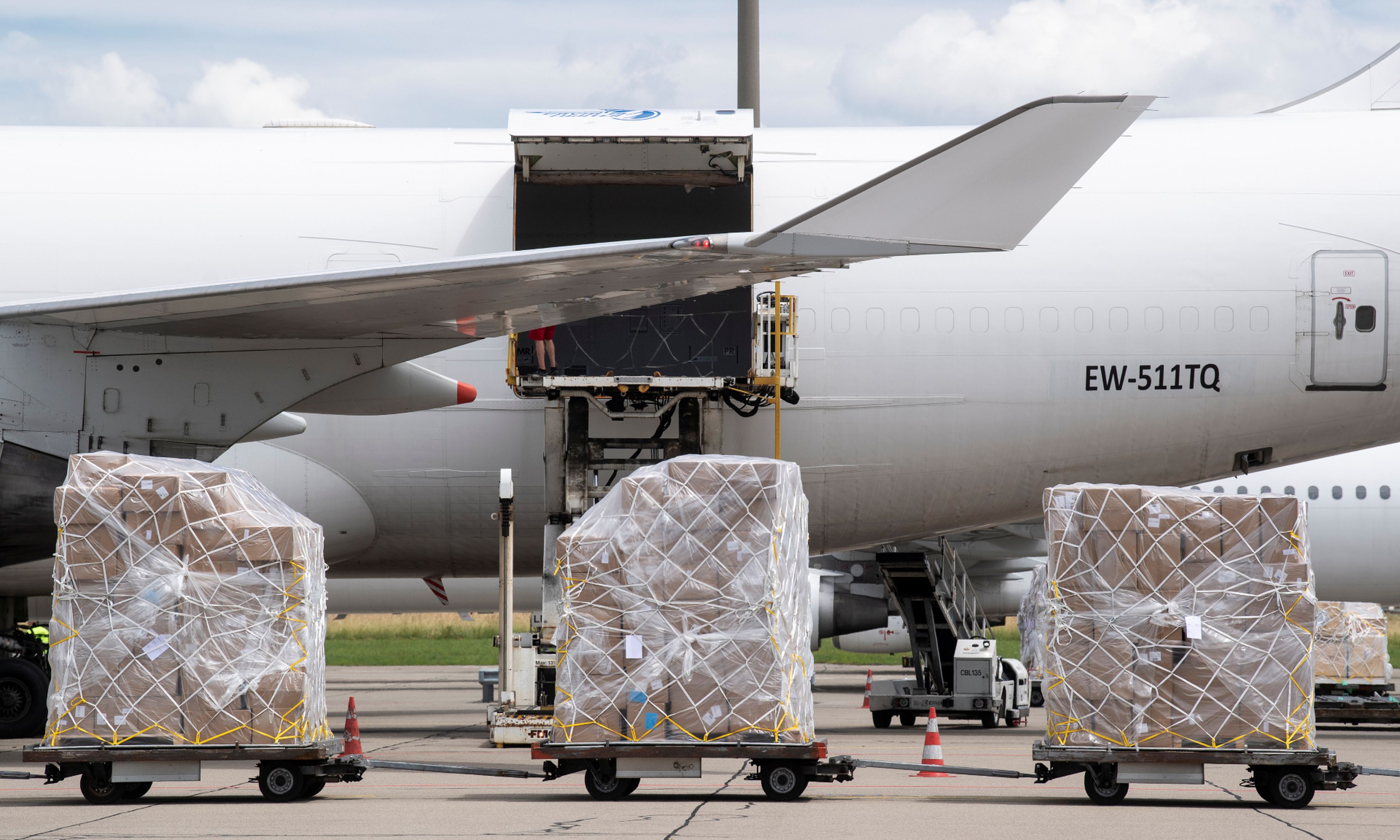 Varios paquetes de suministros sanitarios son embarcados en un avión de carga en Zurich (Suiza)