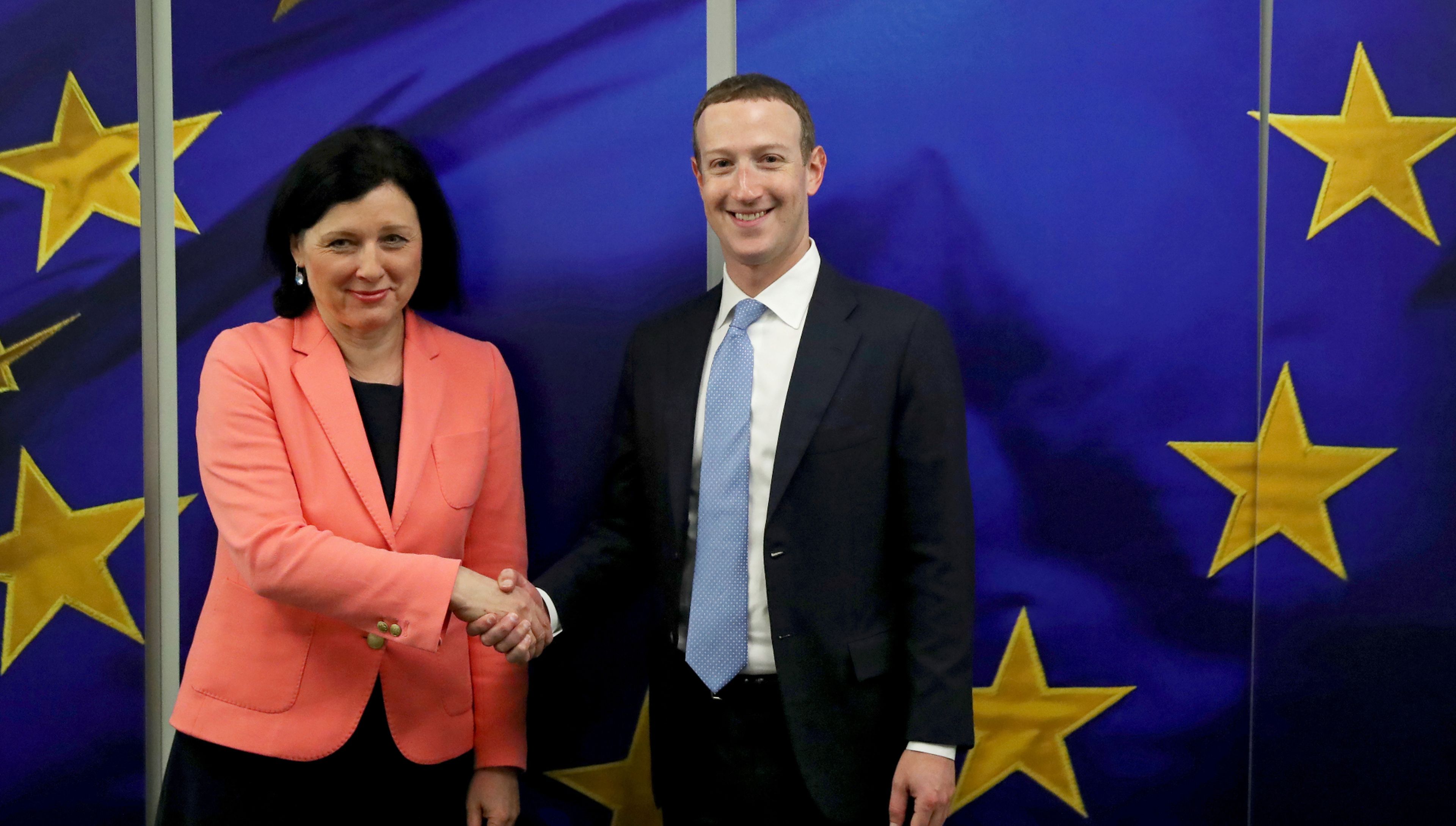 La vicepresidenta de la Comisión Europea, Vera Jourova, y el CEO de Facebook, Mark Zuckerberg
