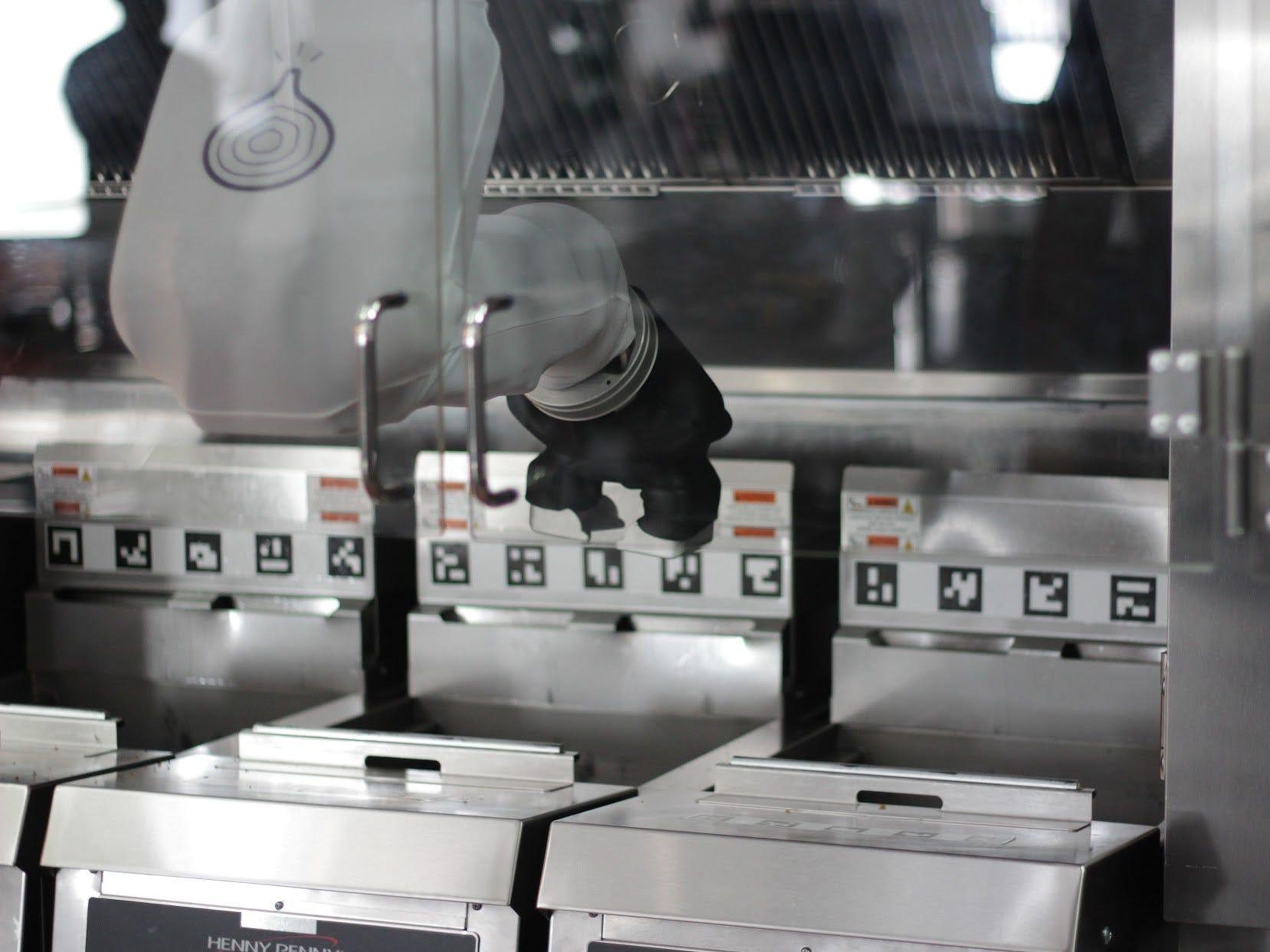Este robot de cocina prepara 5.000 recetas y además friega los