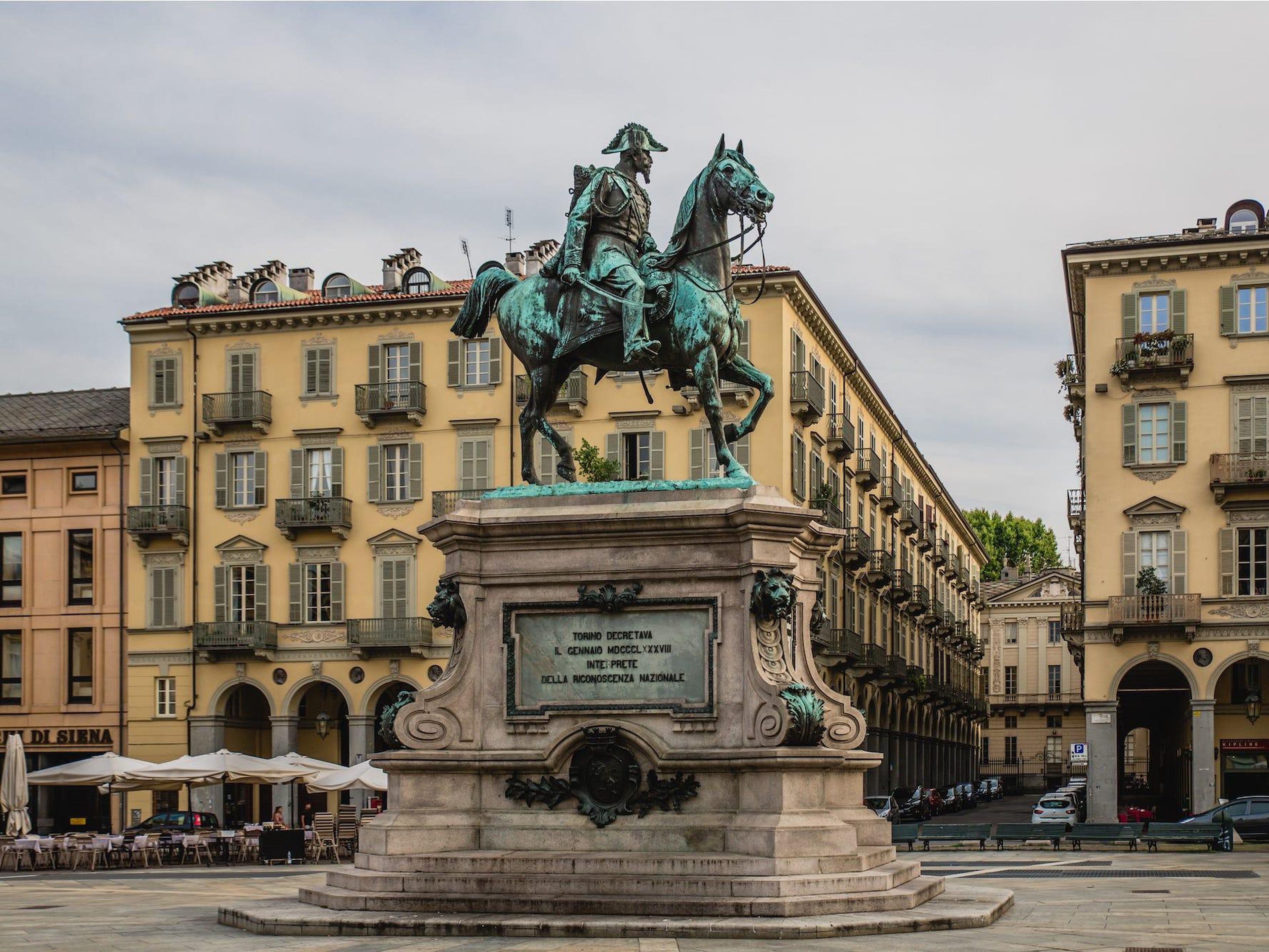 La estatua del General Alfonso Ferrero della Marmora en Turín, Italia.