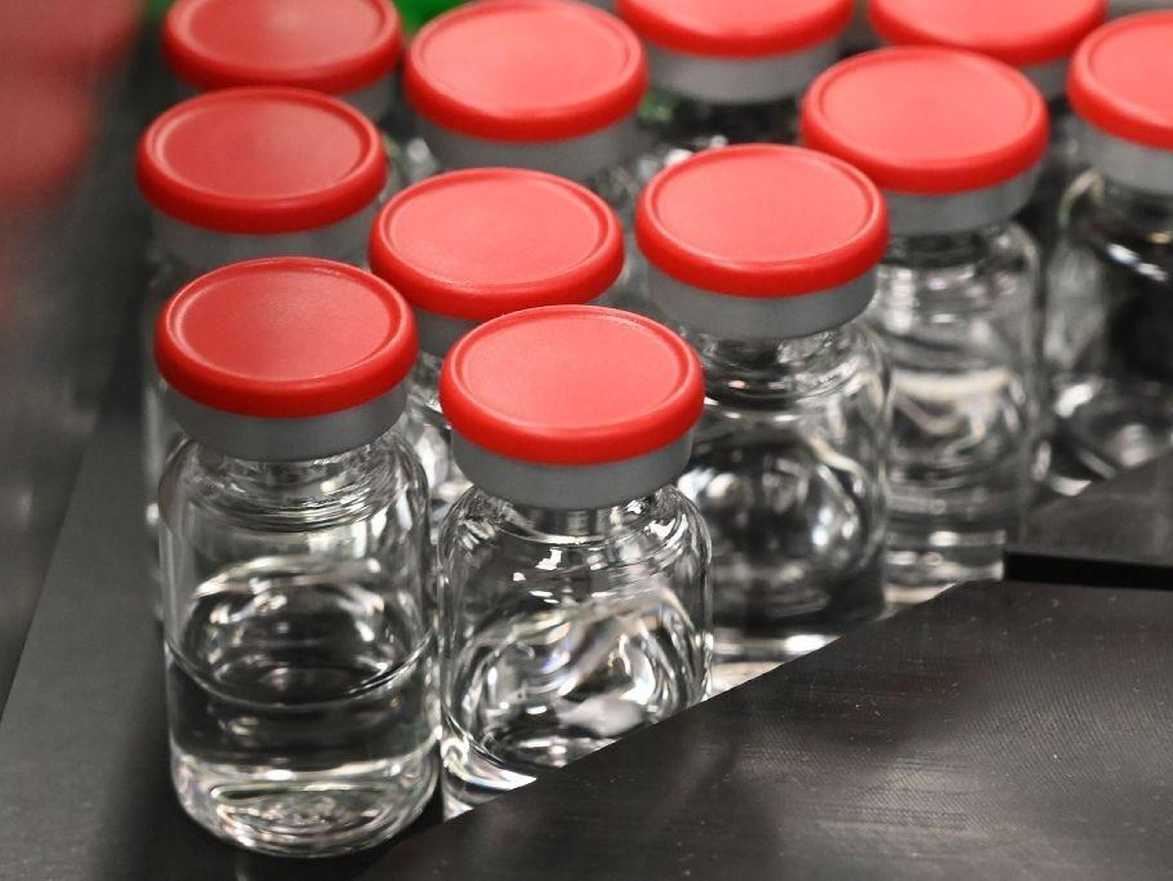 Viales tapados durante las pruebas de relleno y envasado para la producción y suministro a gran escala de la vacuna COVID-19 de la Universidad de Oxfords, AZD1222.